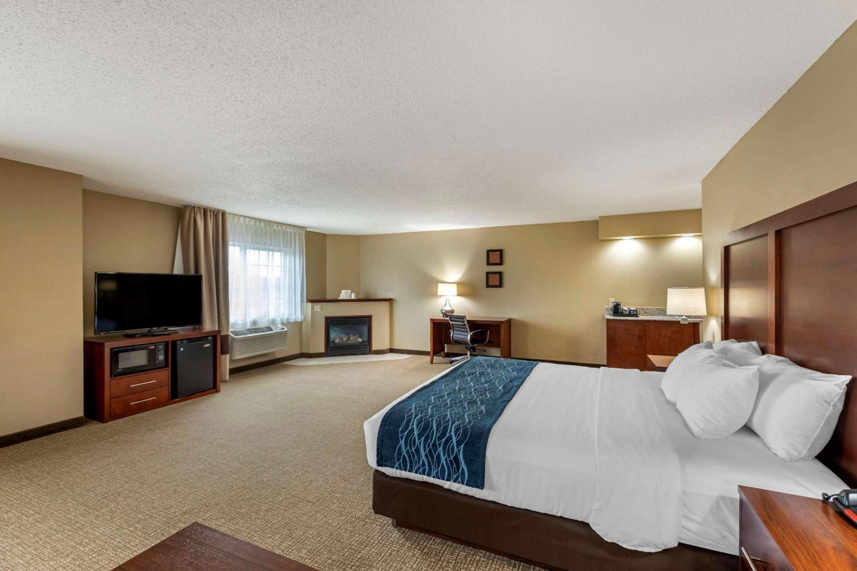 King Room with Fireplace - Non-Smoking - Photo 2