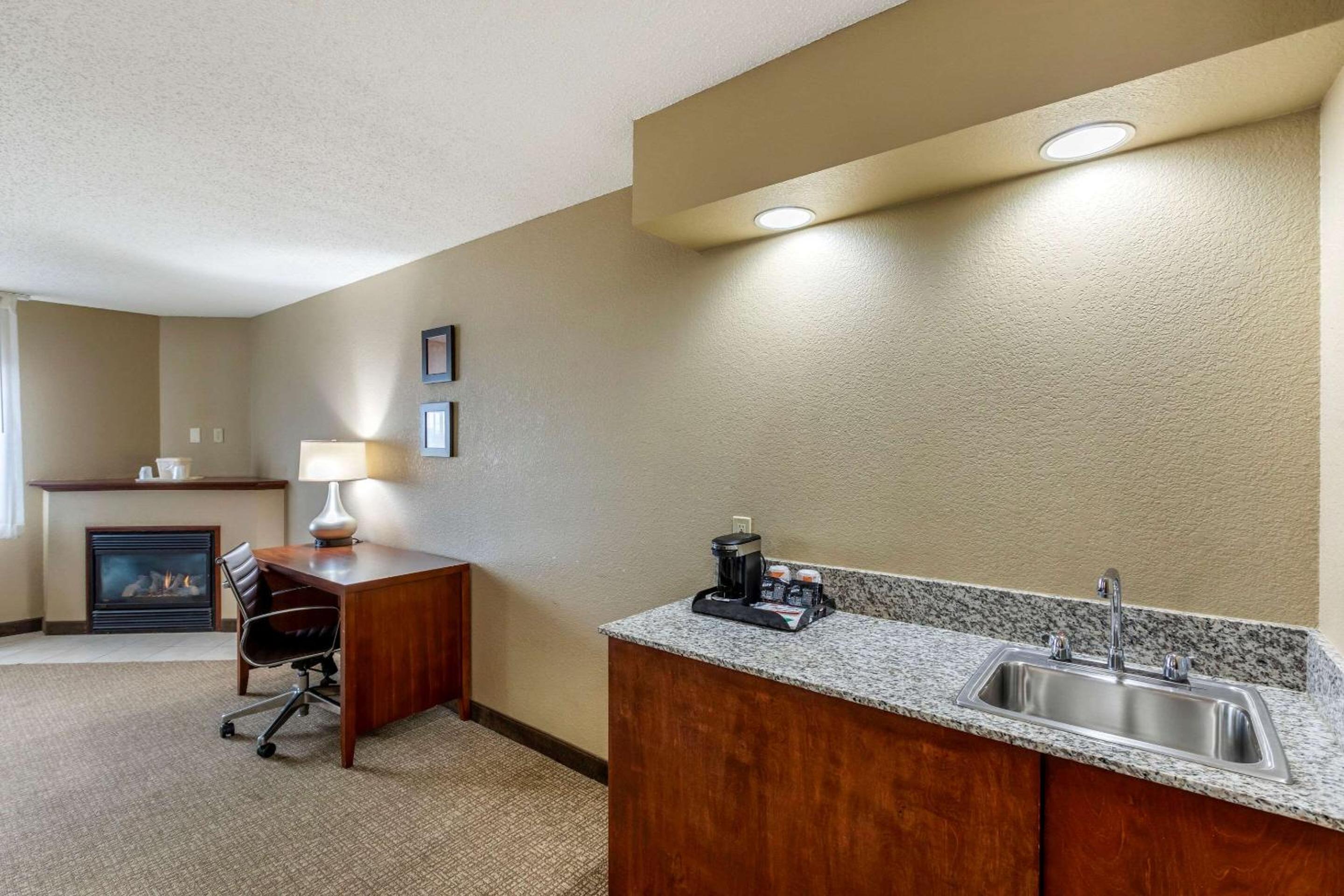 King Room with Fireplace - Non-Smoking - Photo 3