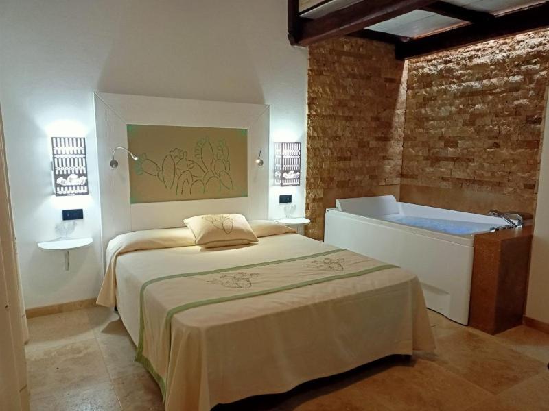 Double Room with Spa Bath photo 2