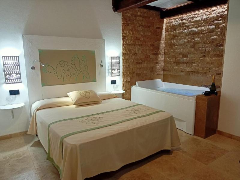 Double Room with Spa Bath photo 3