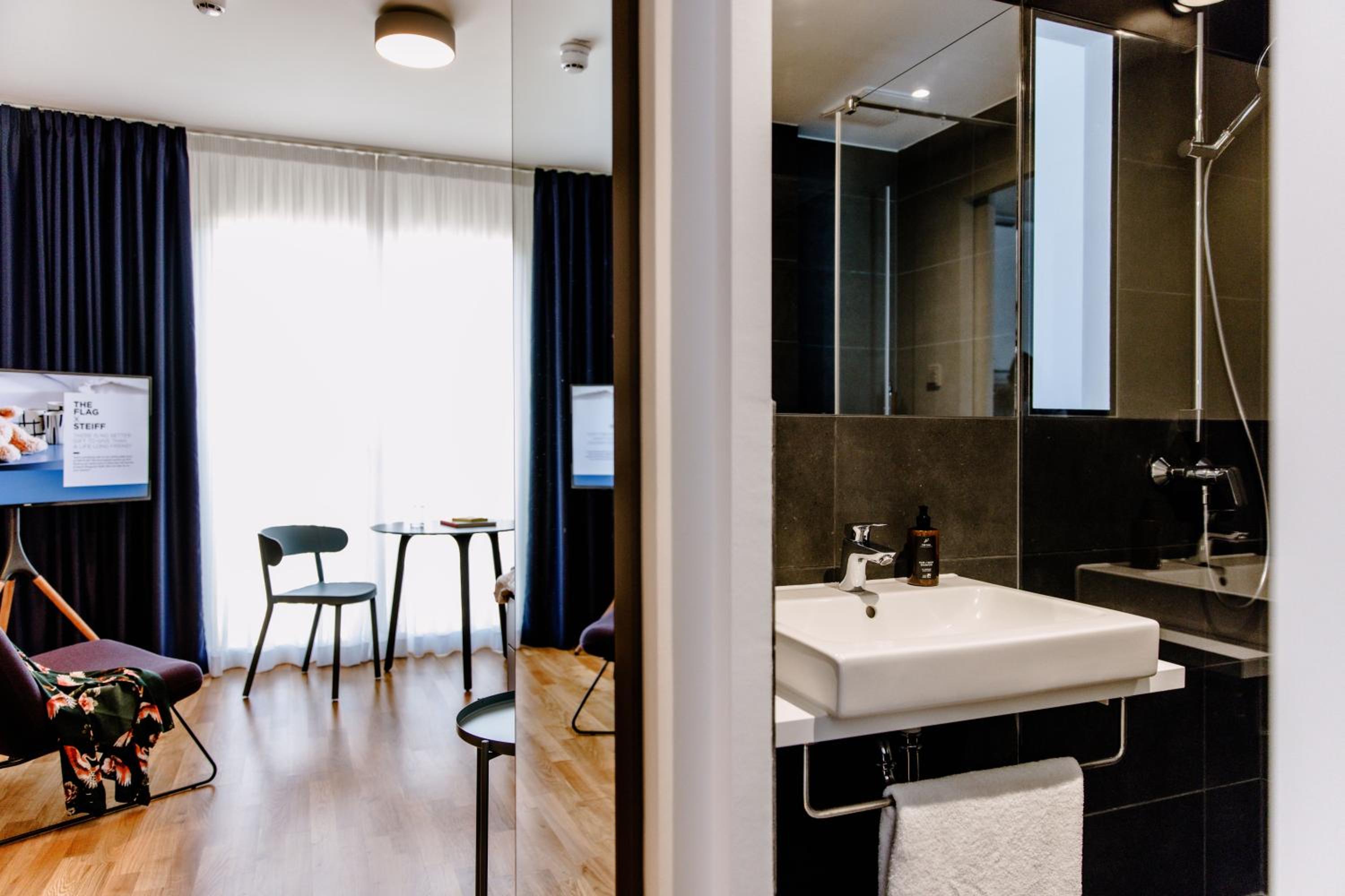 Standard Single Room thumbnail 5