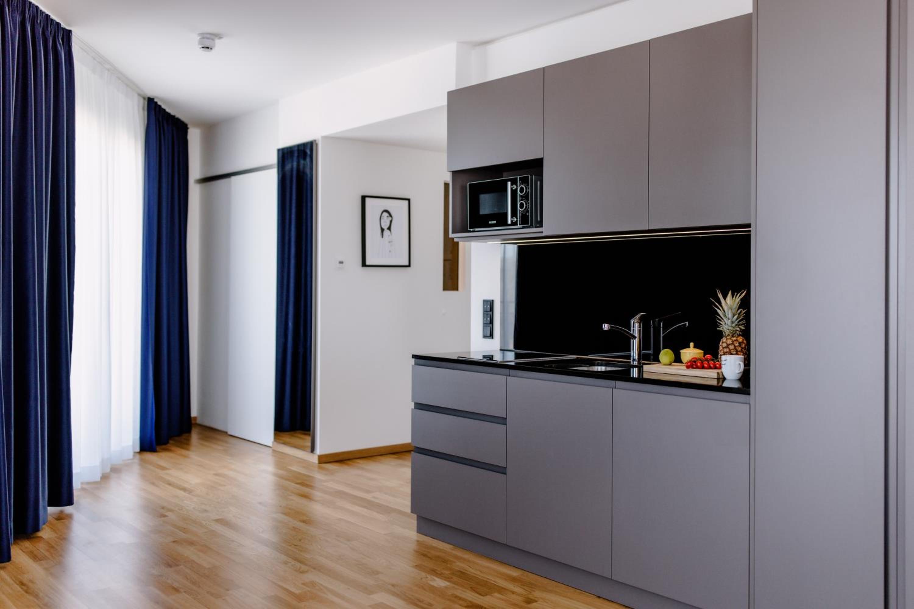 Superior Family Room thumbnail 6