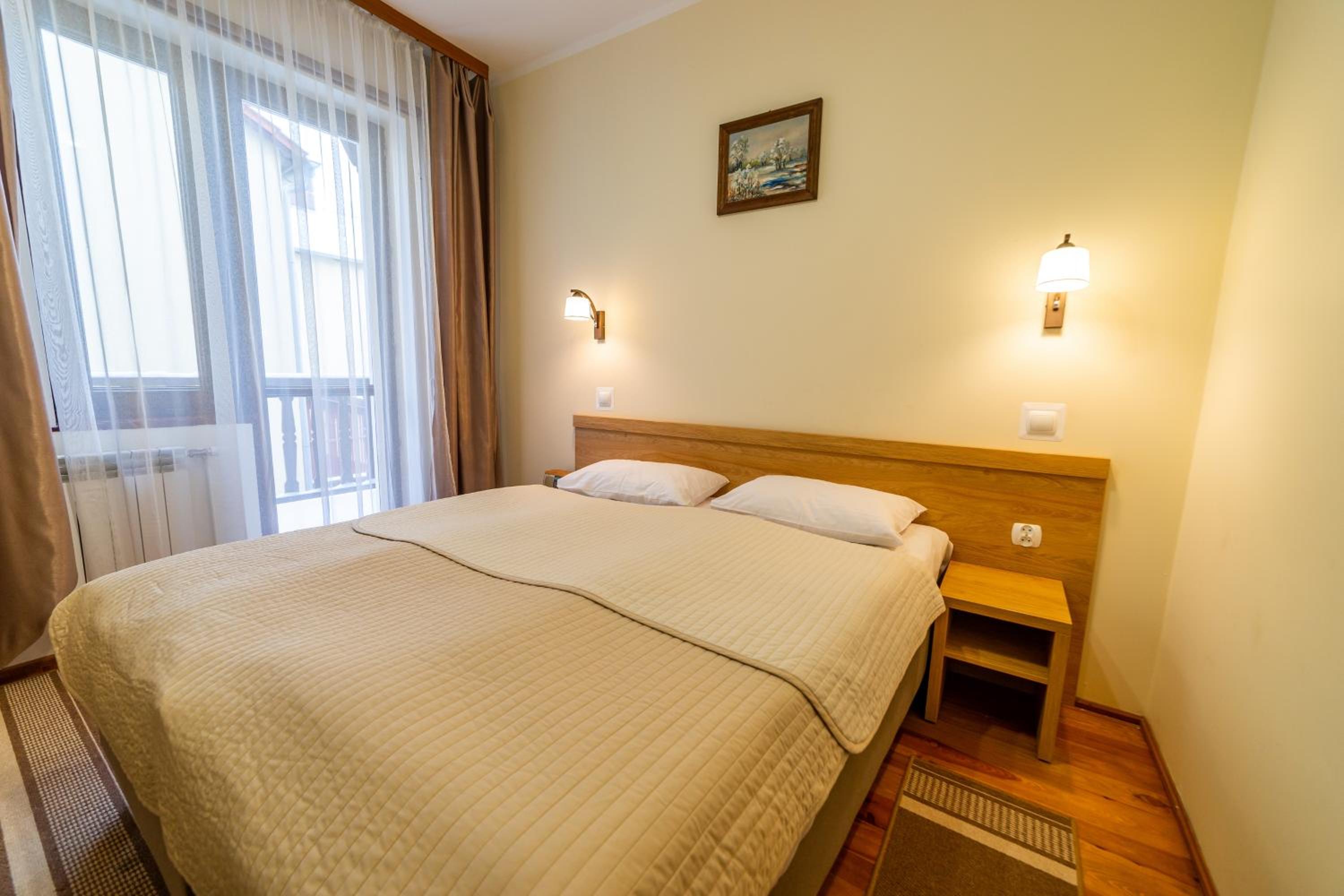 Double Room with Balcony and Side Lake View - Photo 1