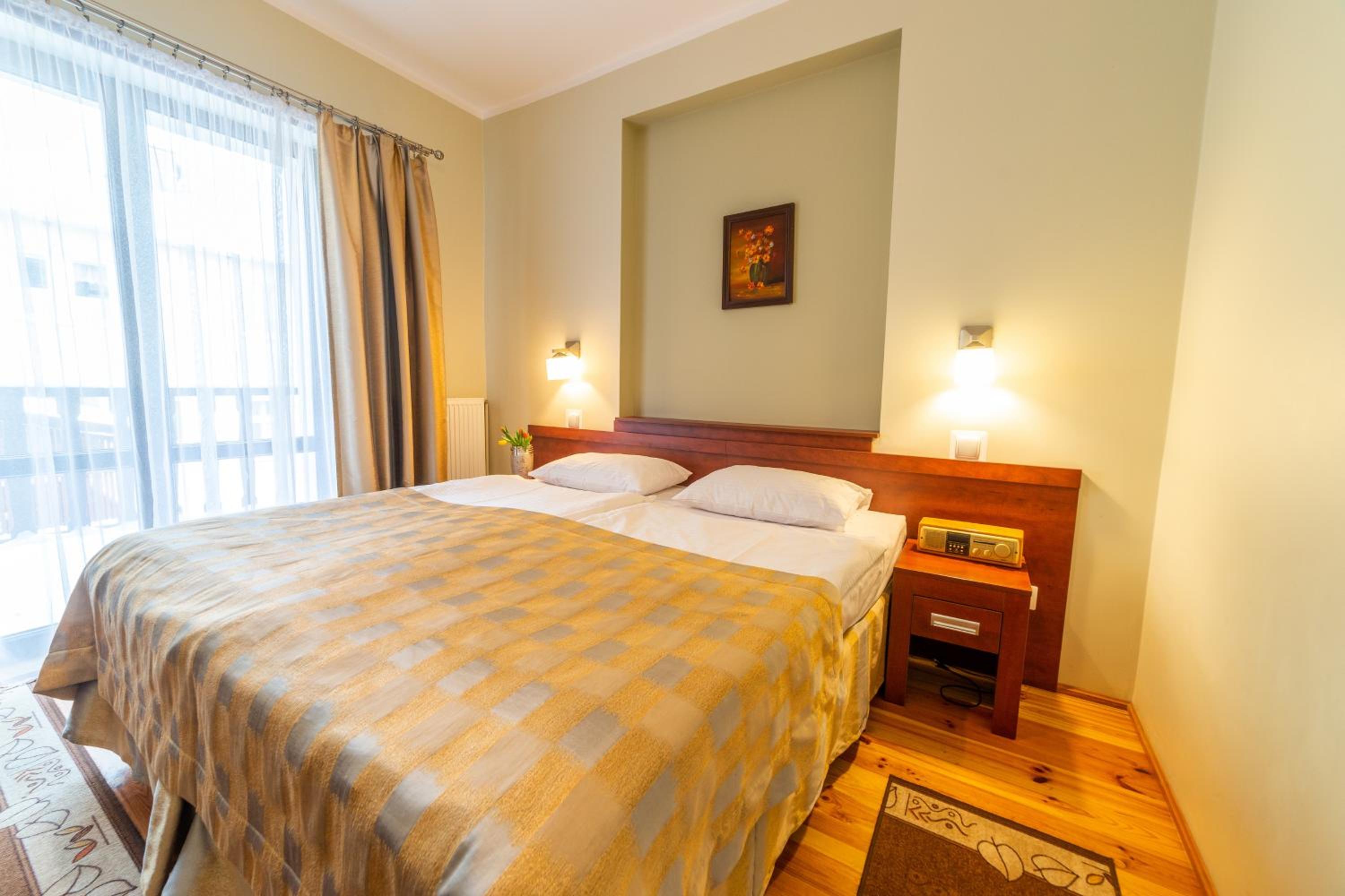 Double Room with Side Lake View - Photo 1