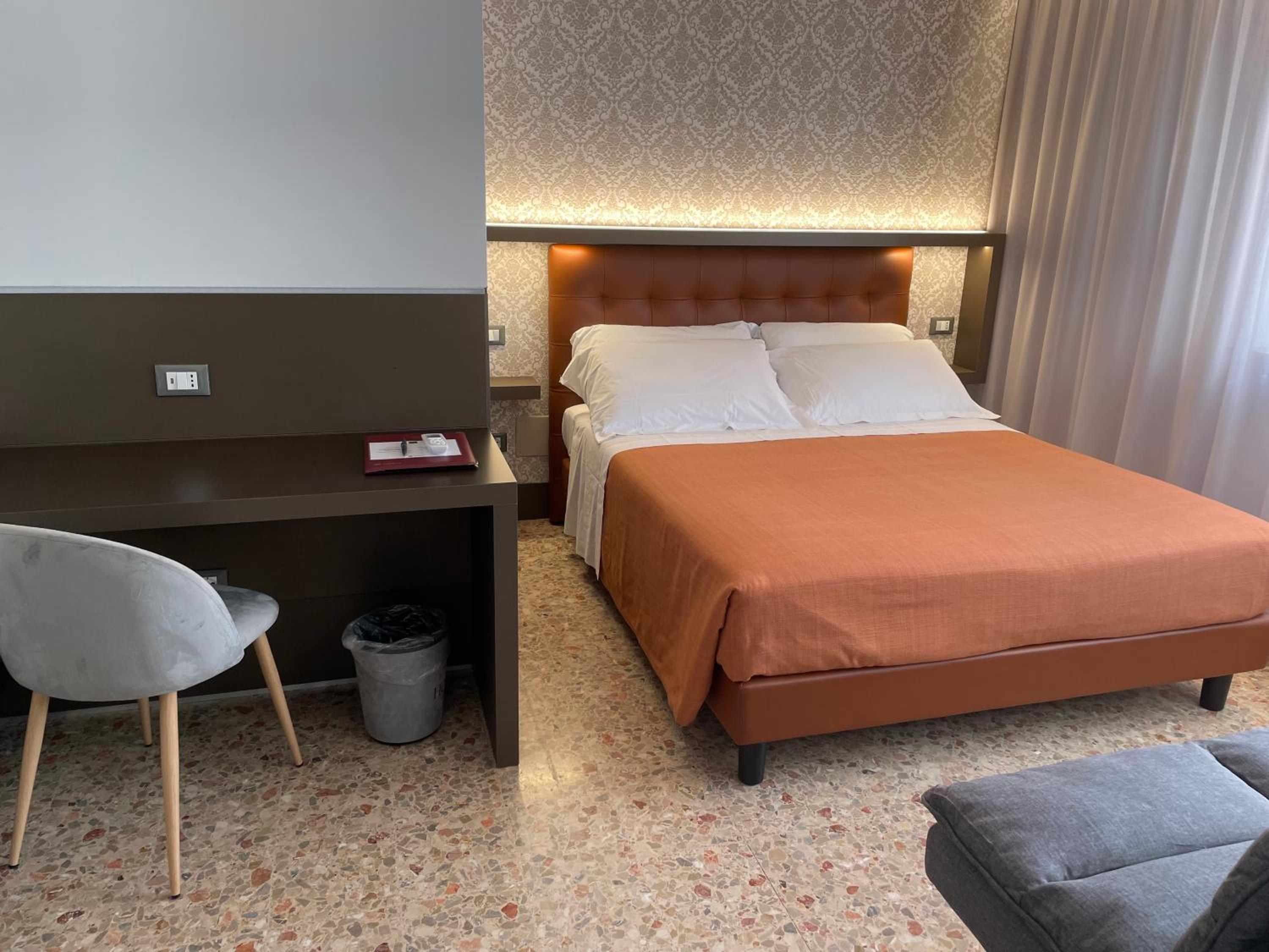 Deluxe Room - Photo 4