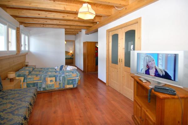 Family Room with Balcony photo 2