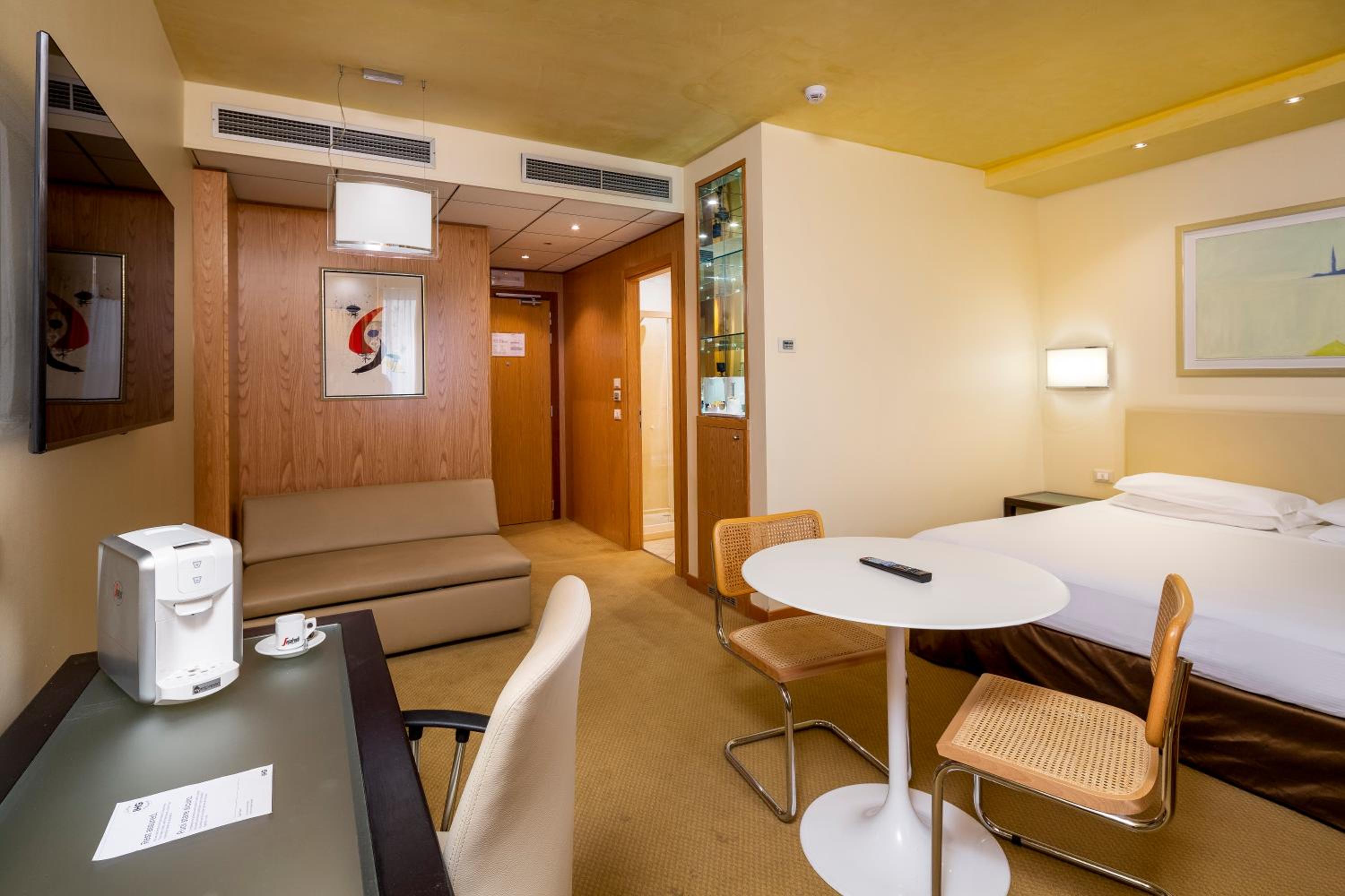 Junior King Suite - Photo 2