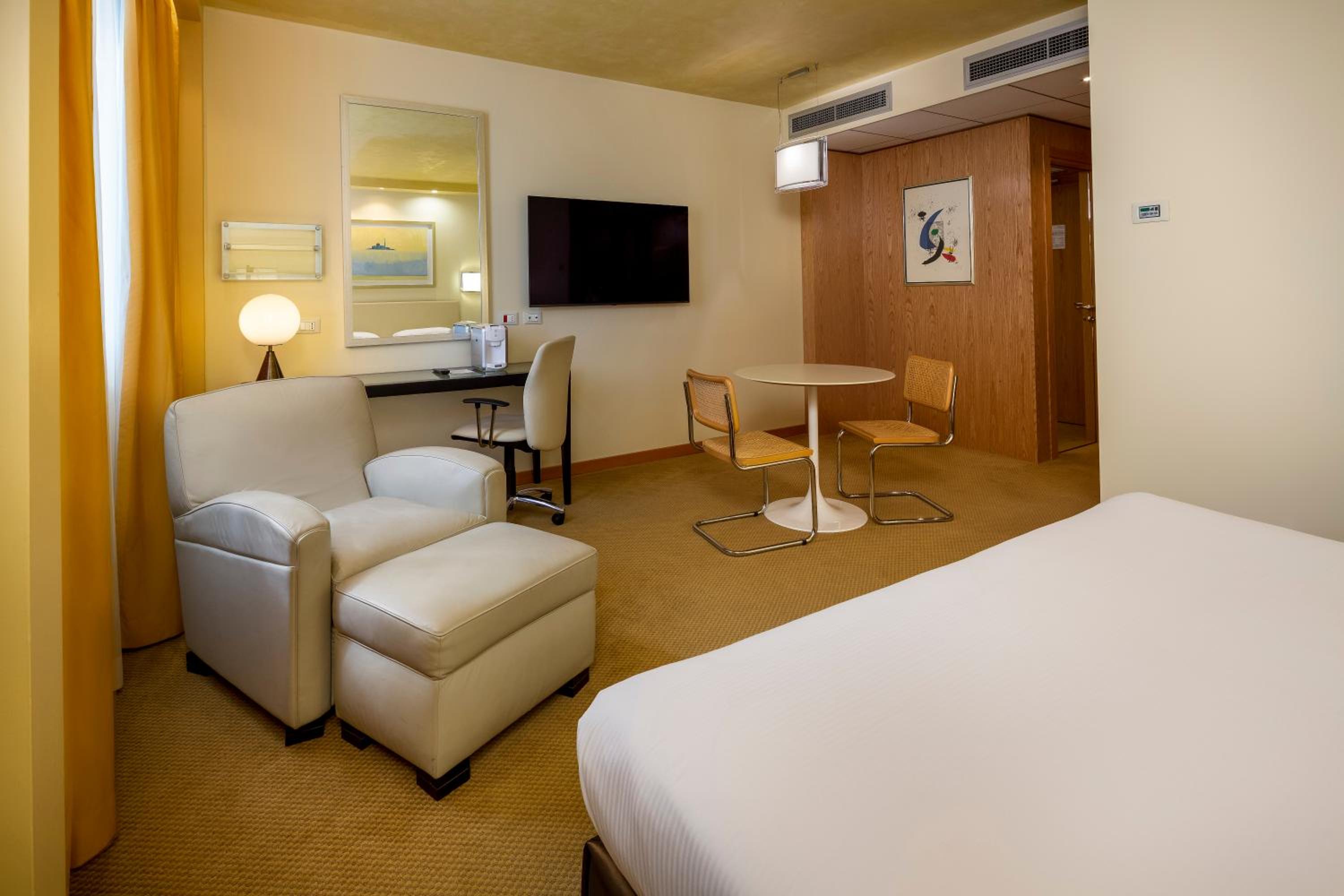 Junior King Suite - Photo 3