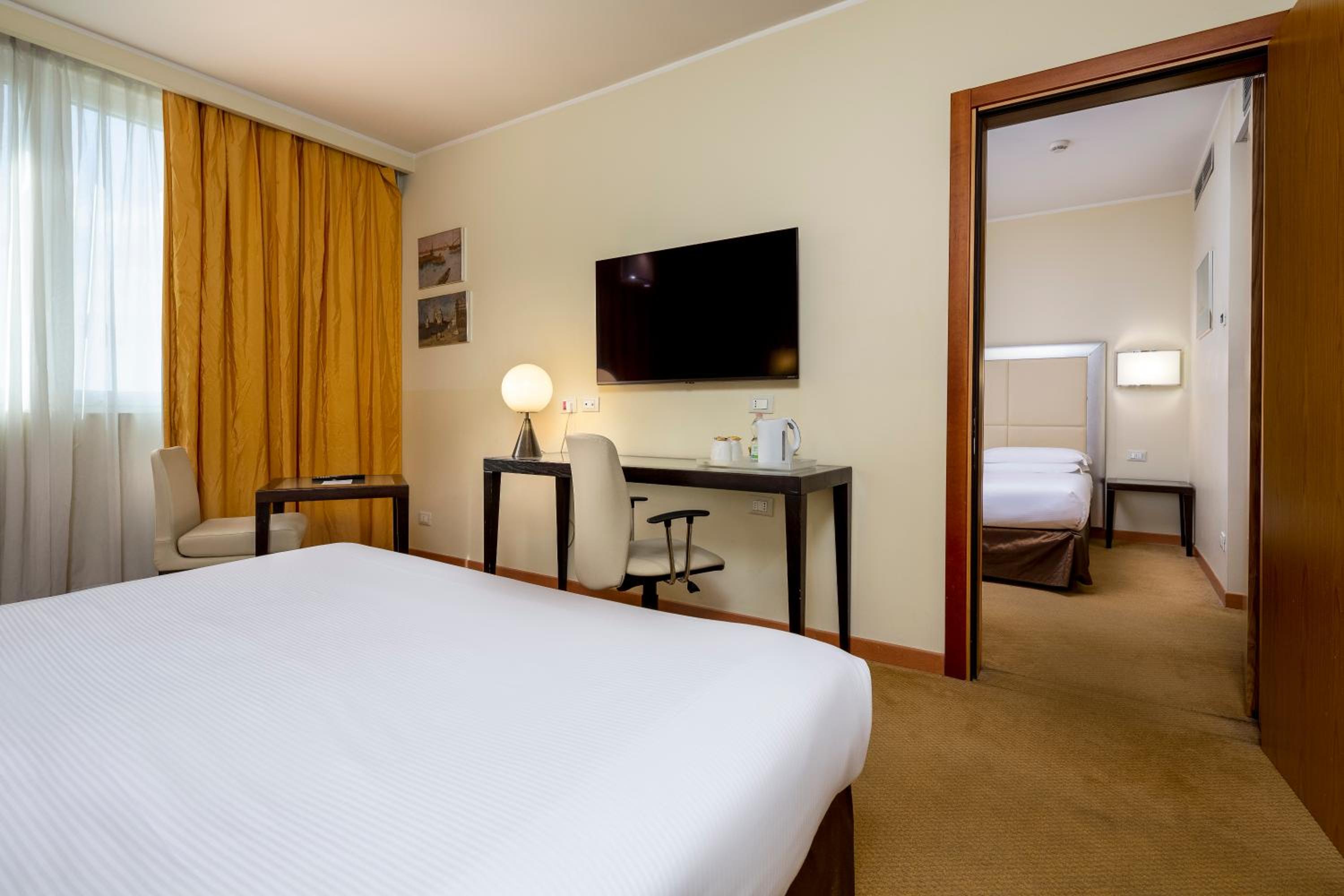 Standard King Room - Accessible - Photo 2