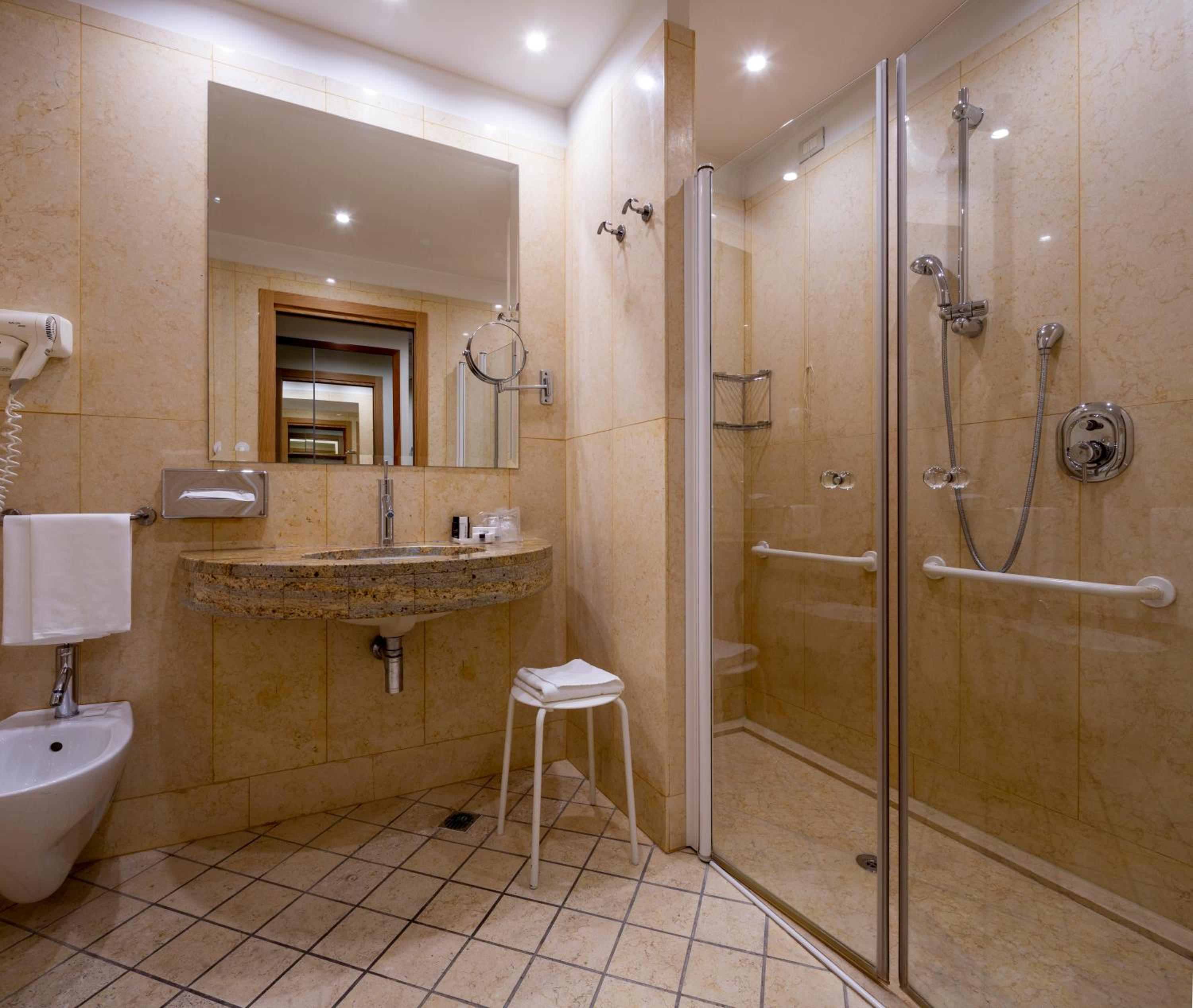 Standard King Room - Accessible - Photo 4
