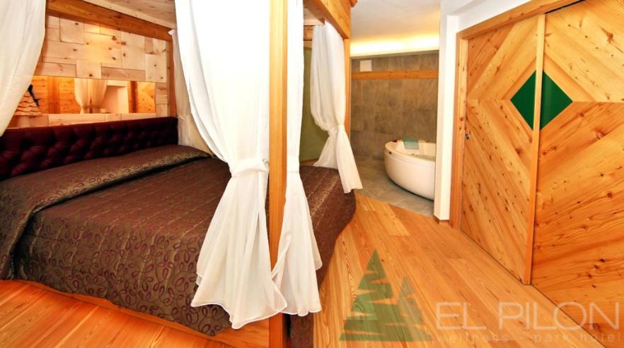 Suite with Hot Tub photo 1