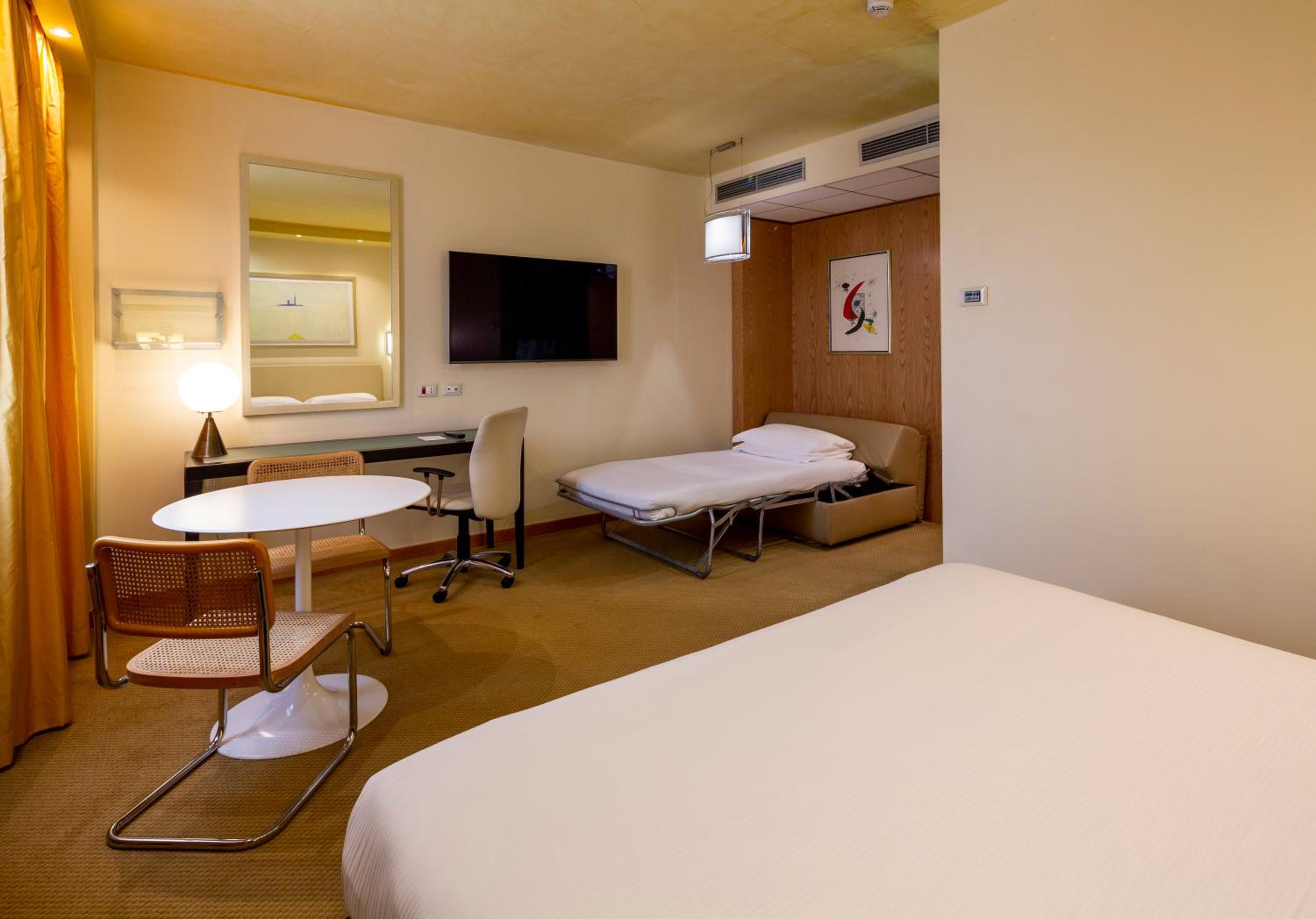 Premium King Room with Sofa Bed - Photo 3