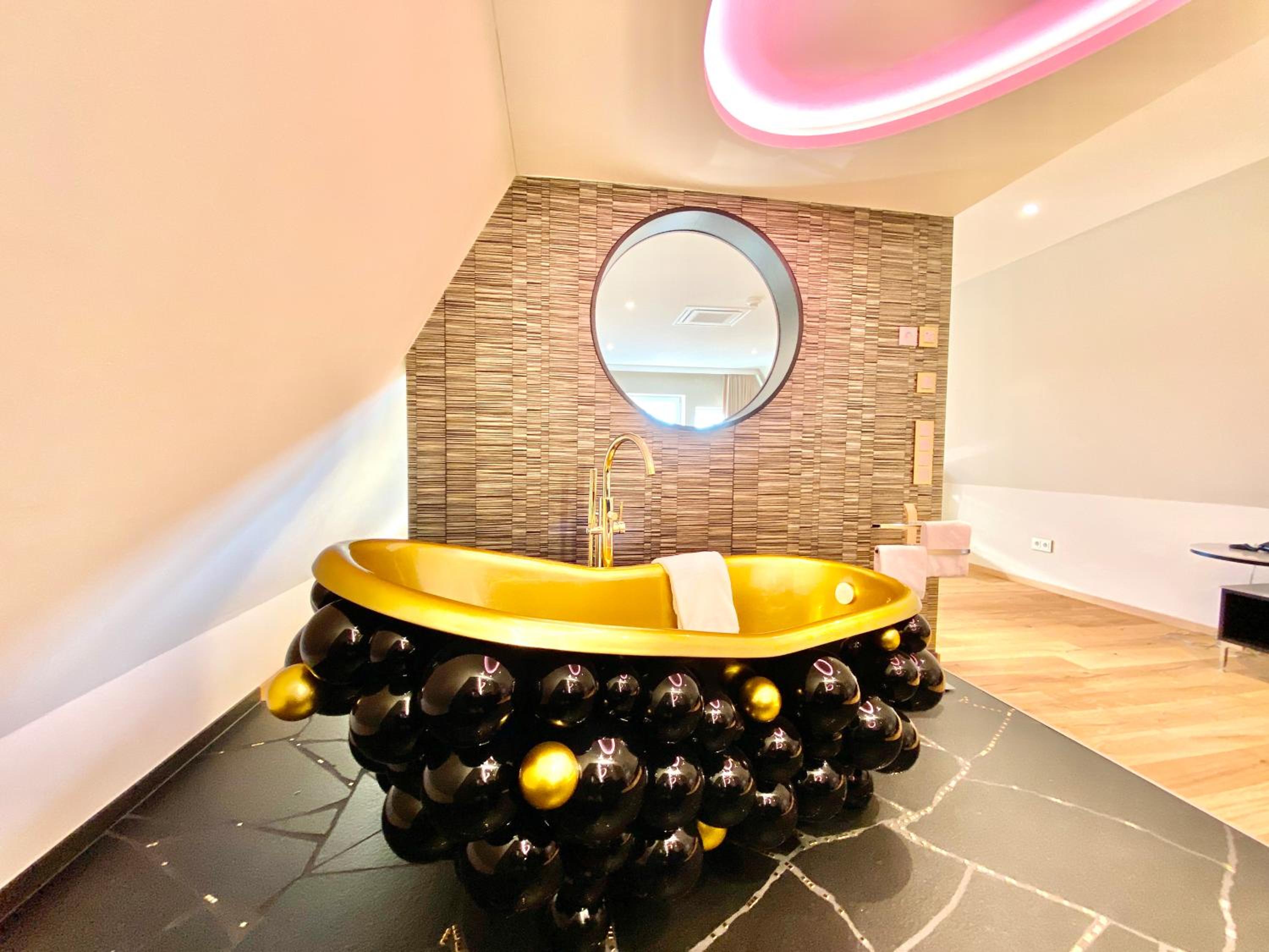 Suite - Photo 3
