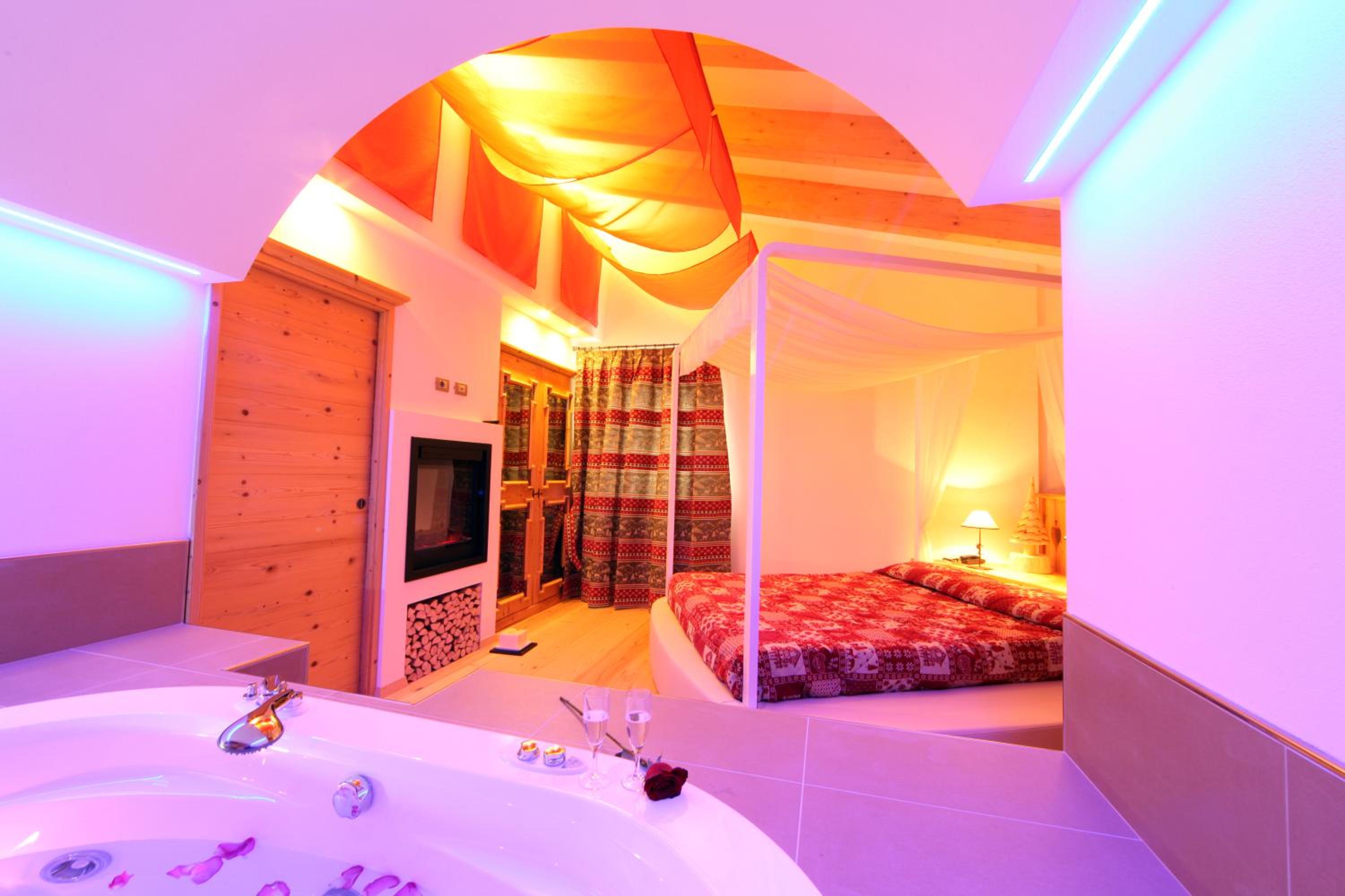 Deluxe Suite with Spa Bath photo 2