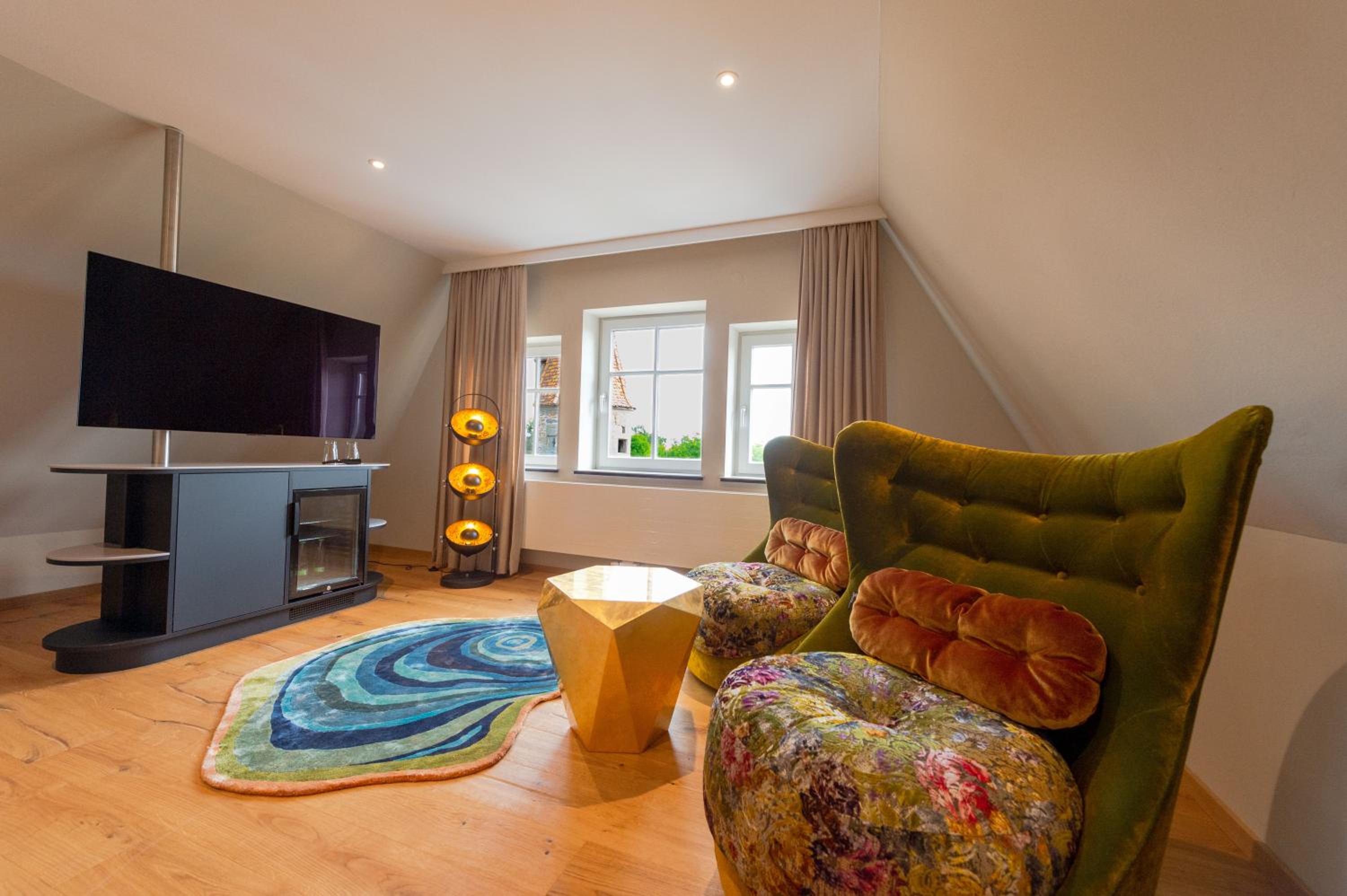 Suite - Photo 1