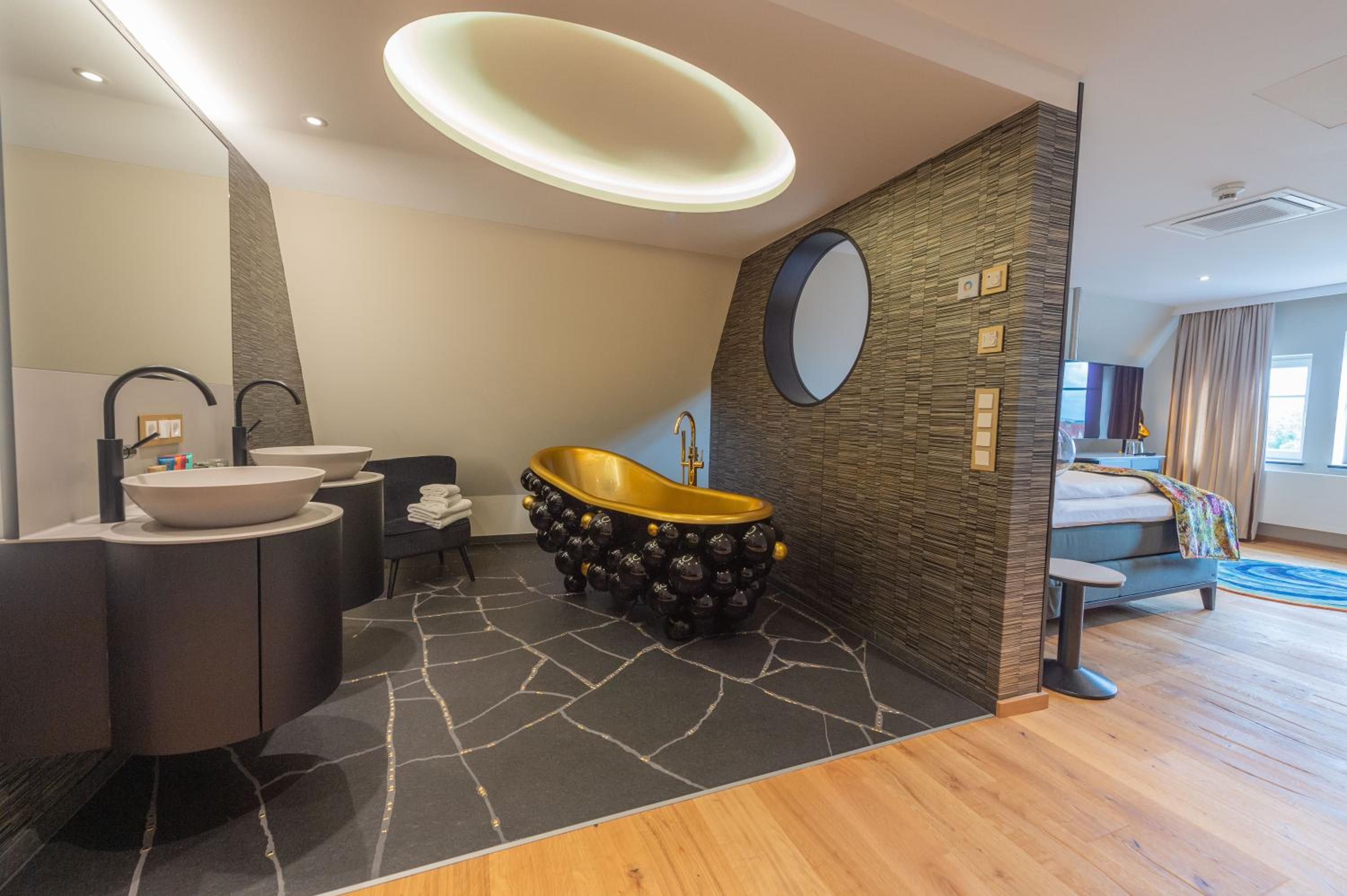 Suite - Photo 6