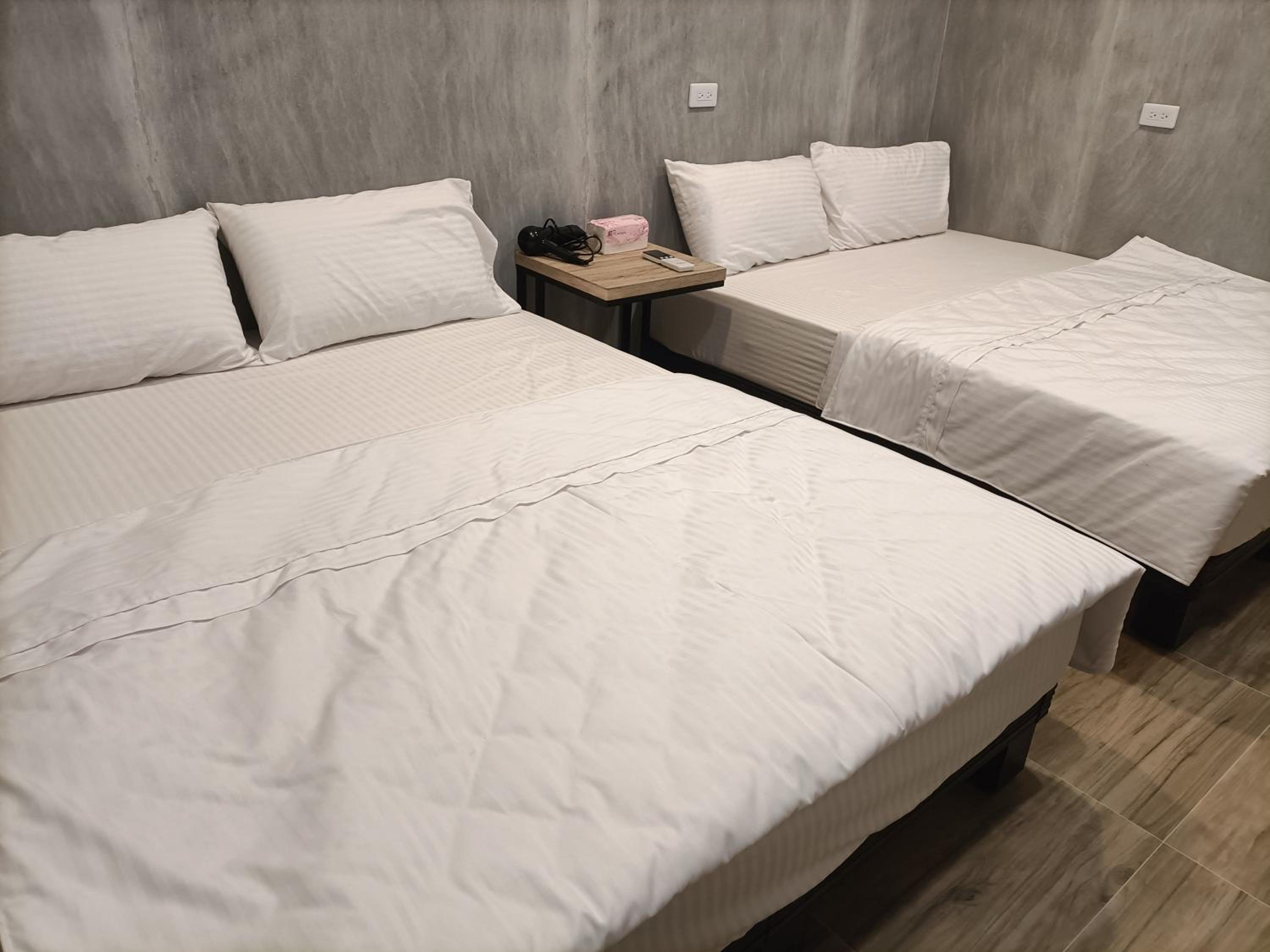 Quadruple Room with Private Bathroom photo 1