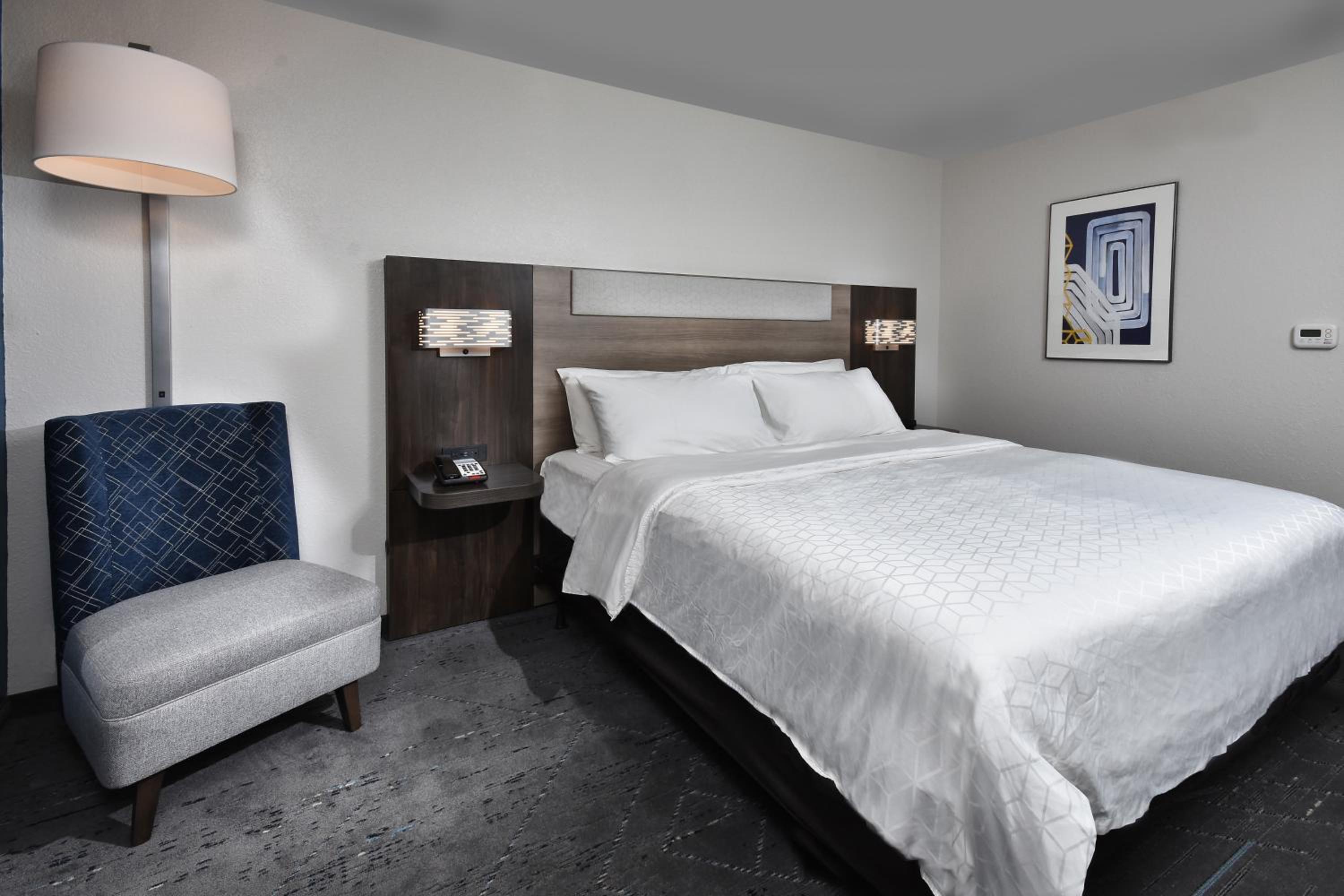 Standard King Room - Photo 6