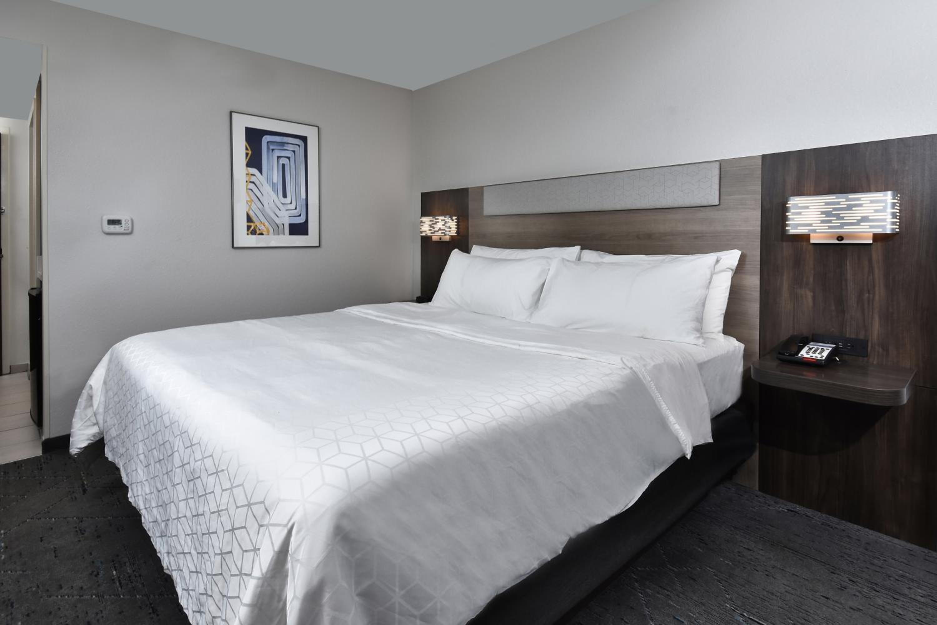 Standard King Room - Photo 5