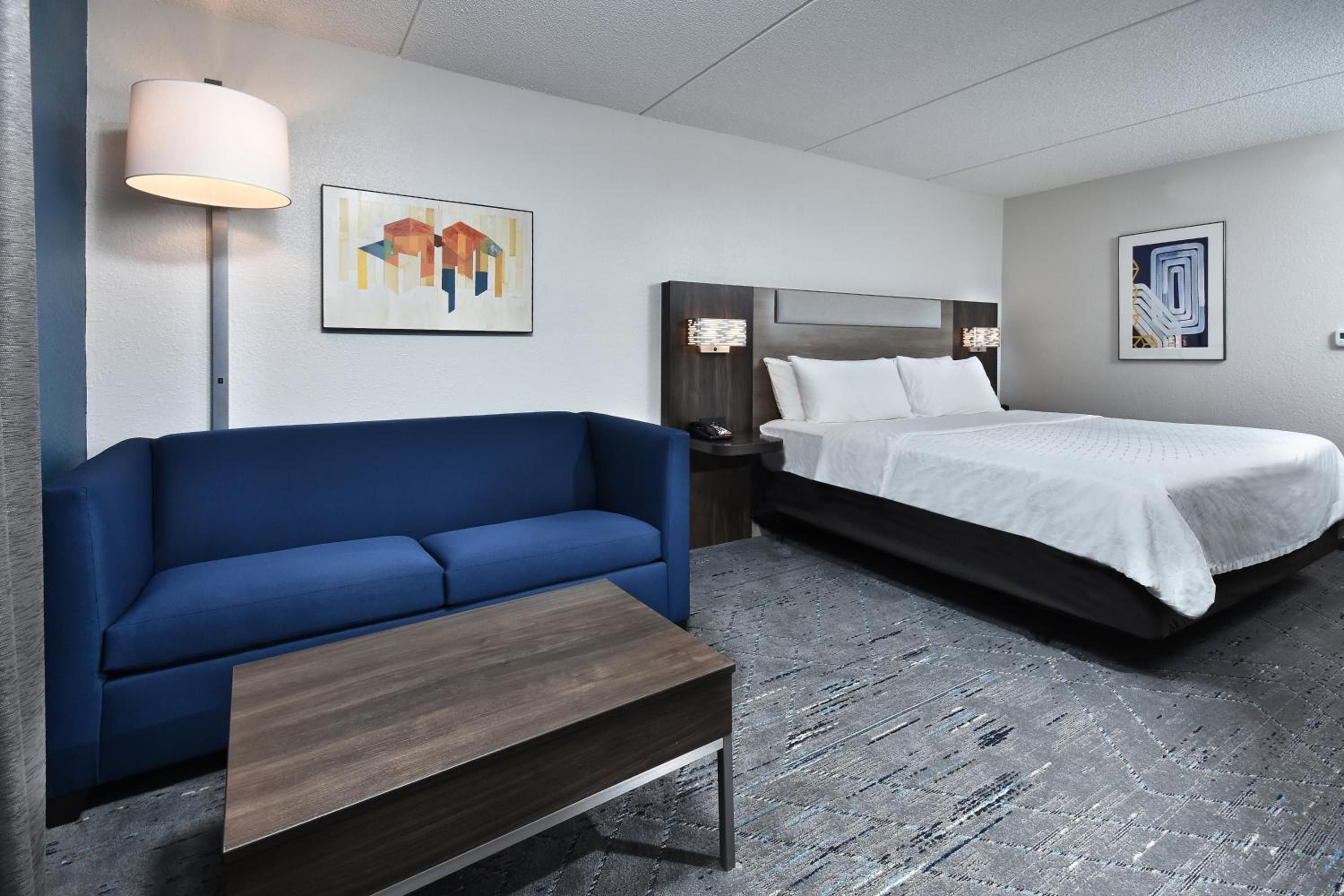 Standard King Room with Extra Floor Space - Photo 4