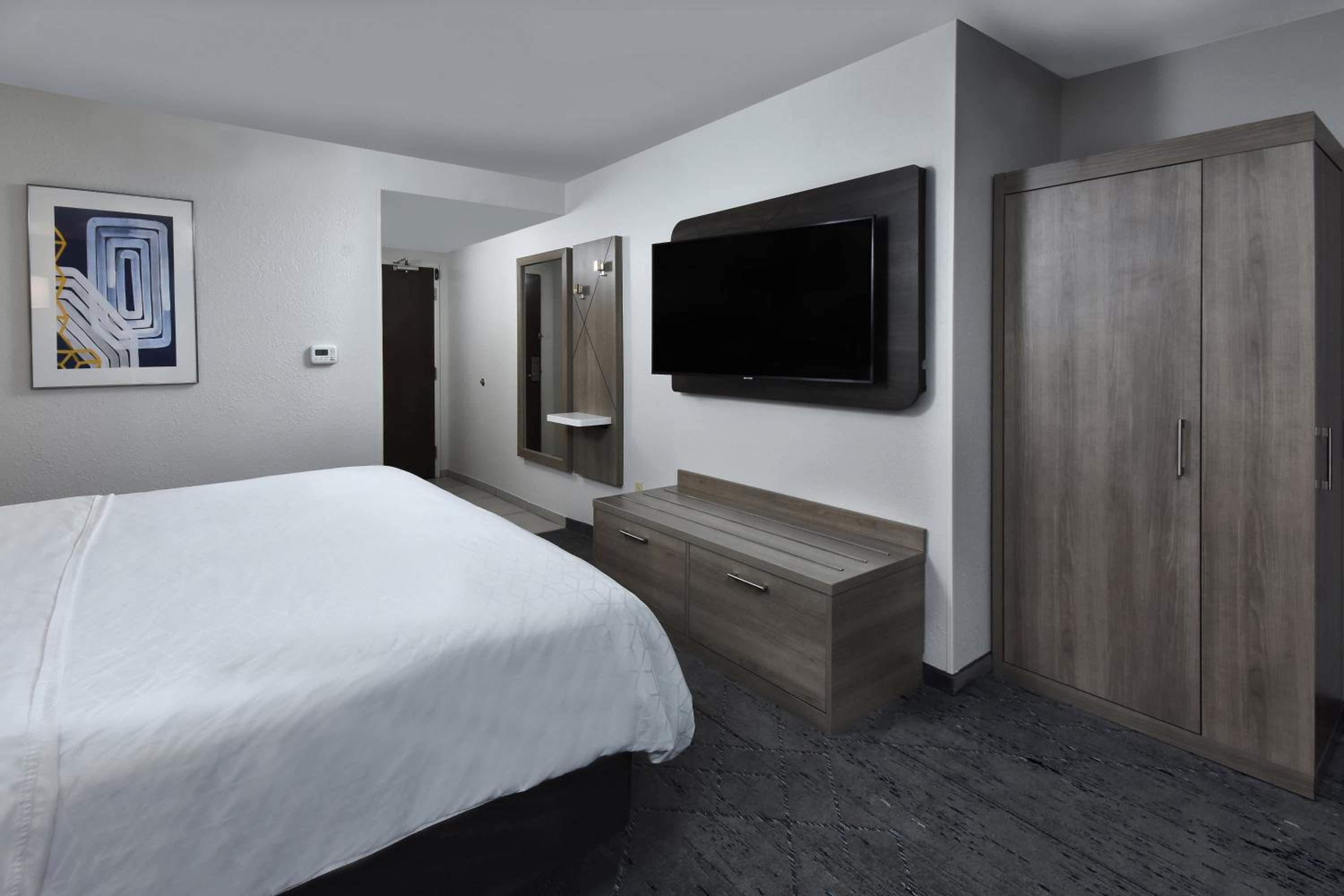 Standard King Room with Extra Floor Space - Photo 3