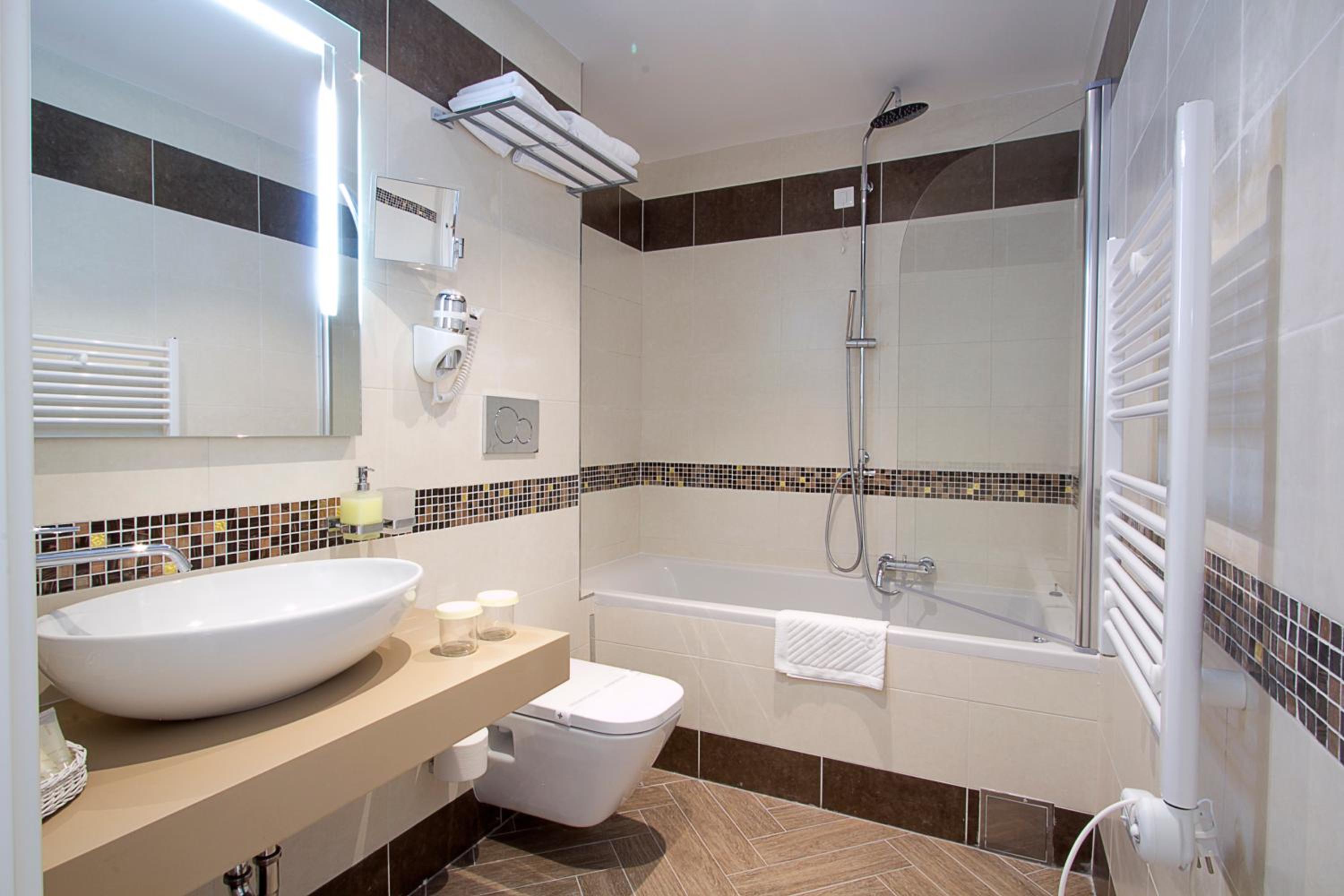 Double or Twin Room with Balcony - Annex Villa thumbnail 5