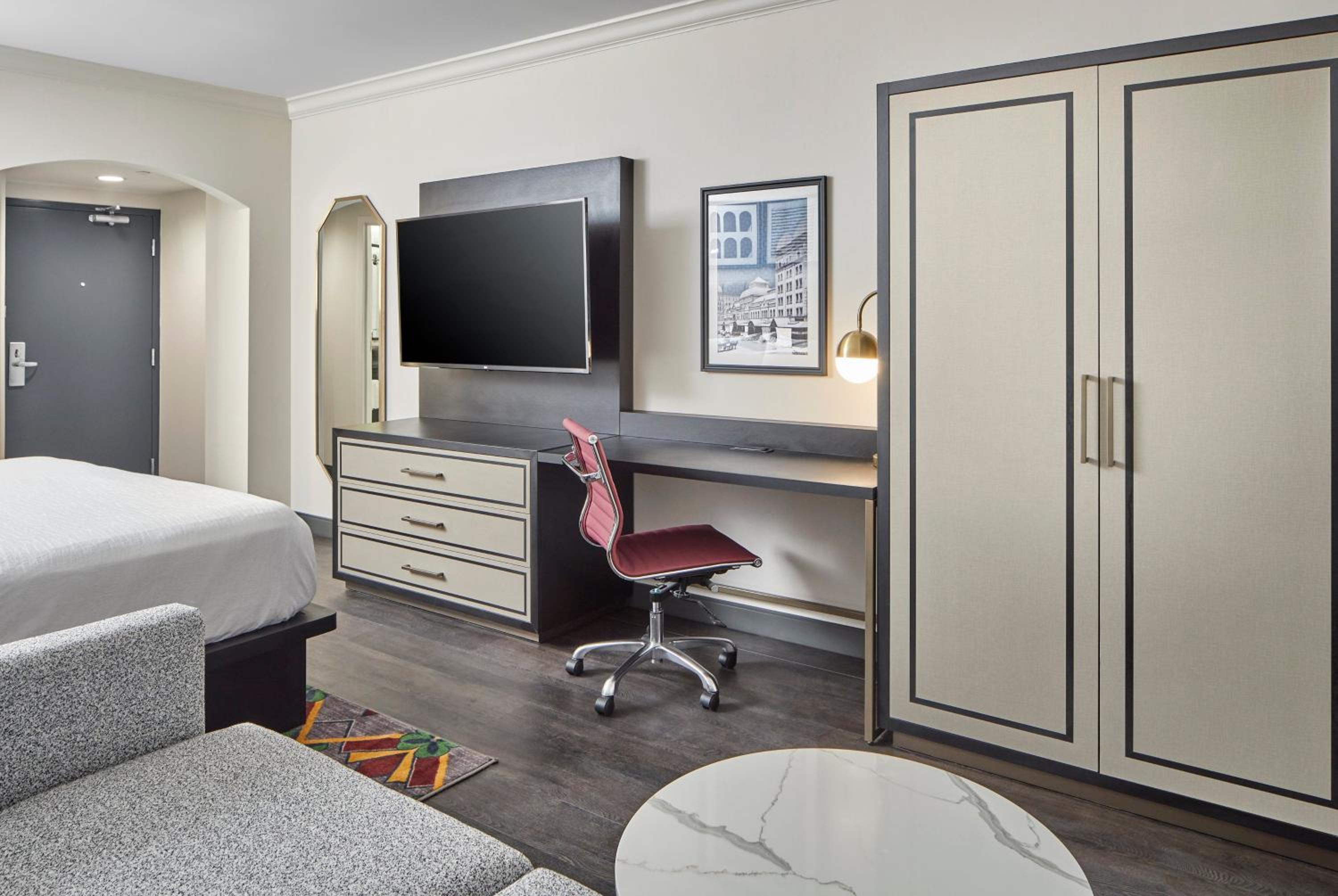 Standard King Room with Sofa Bed - Photo 4