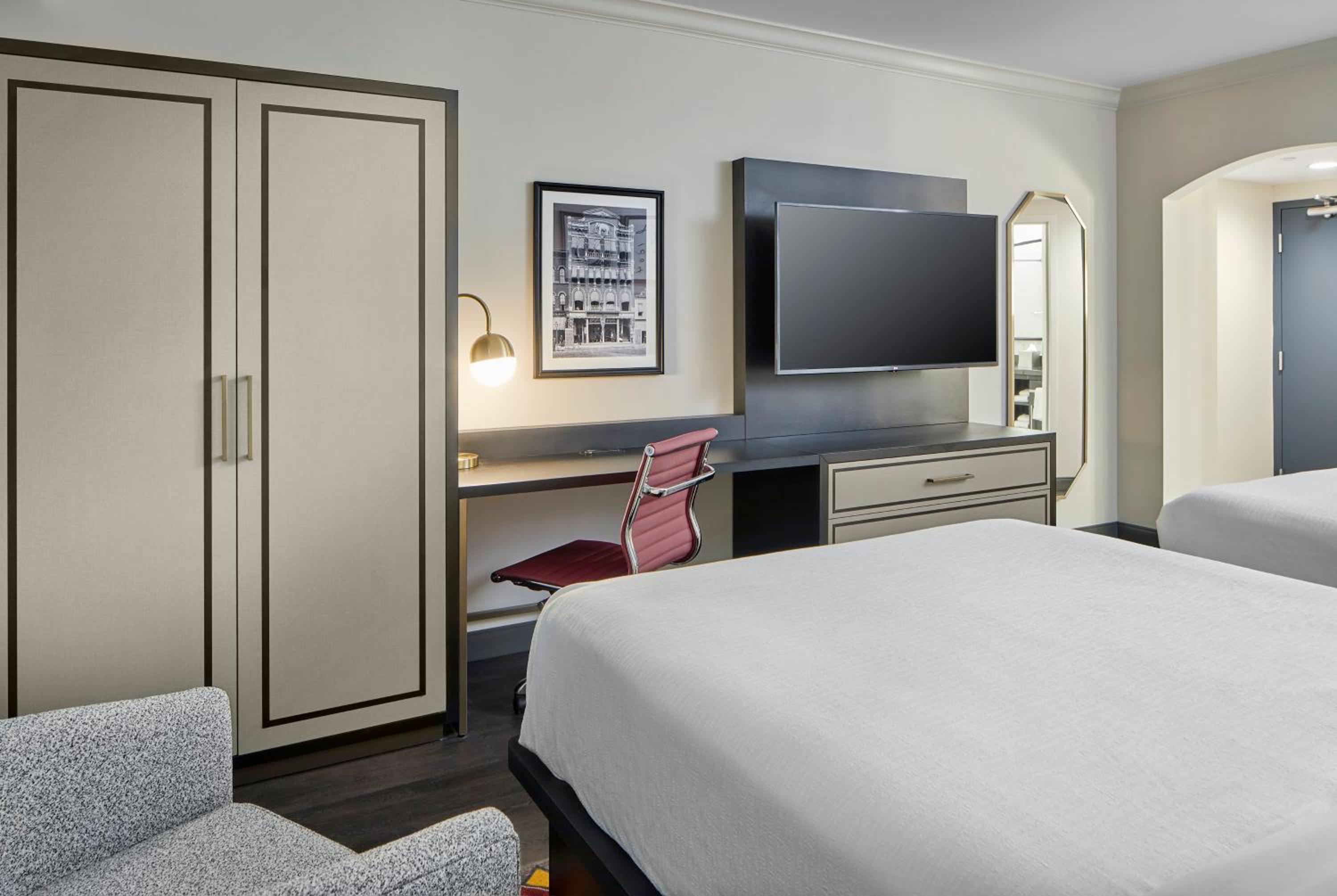 Standard Room with Two Queen Beds - Photo 4