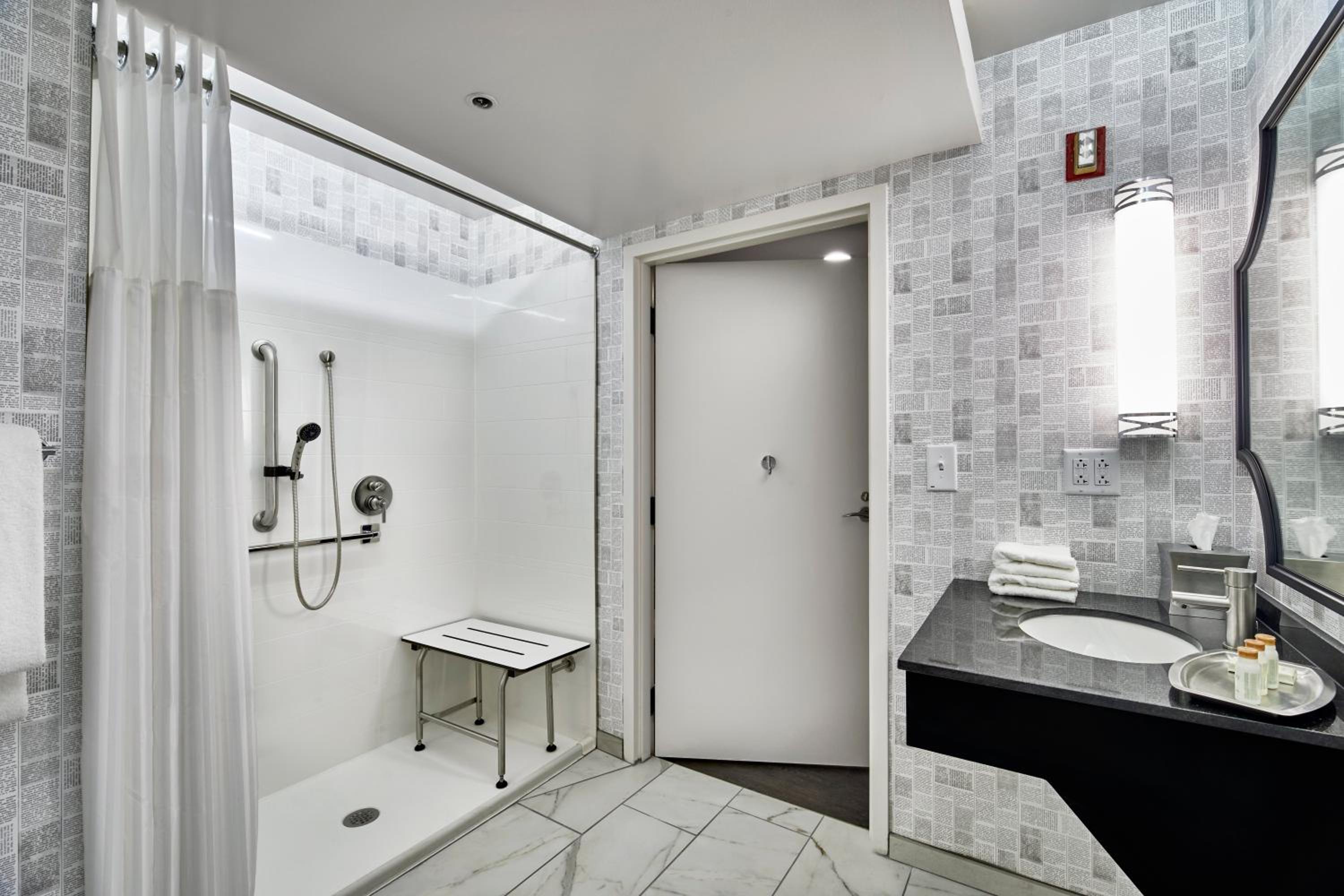 Standard King Room with Mobility Accessible Roll-In Shower - Photo 2