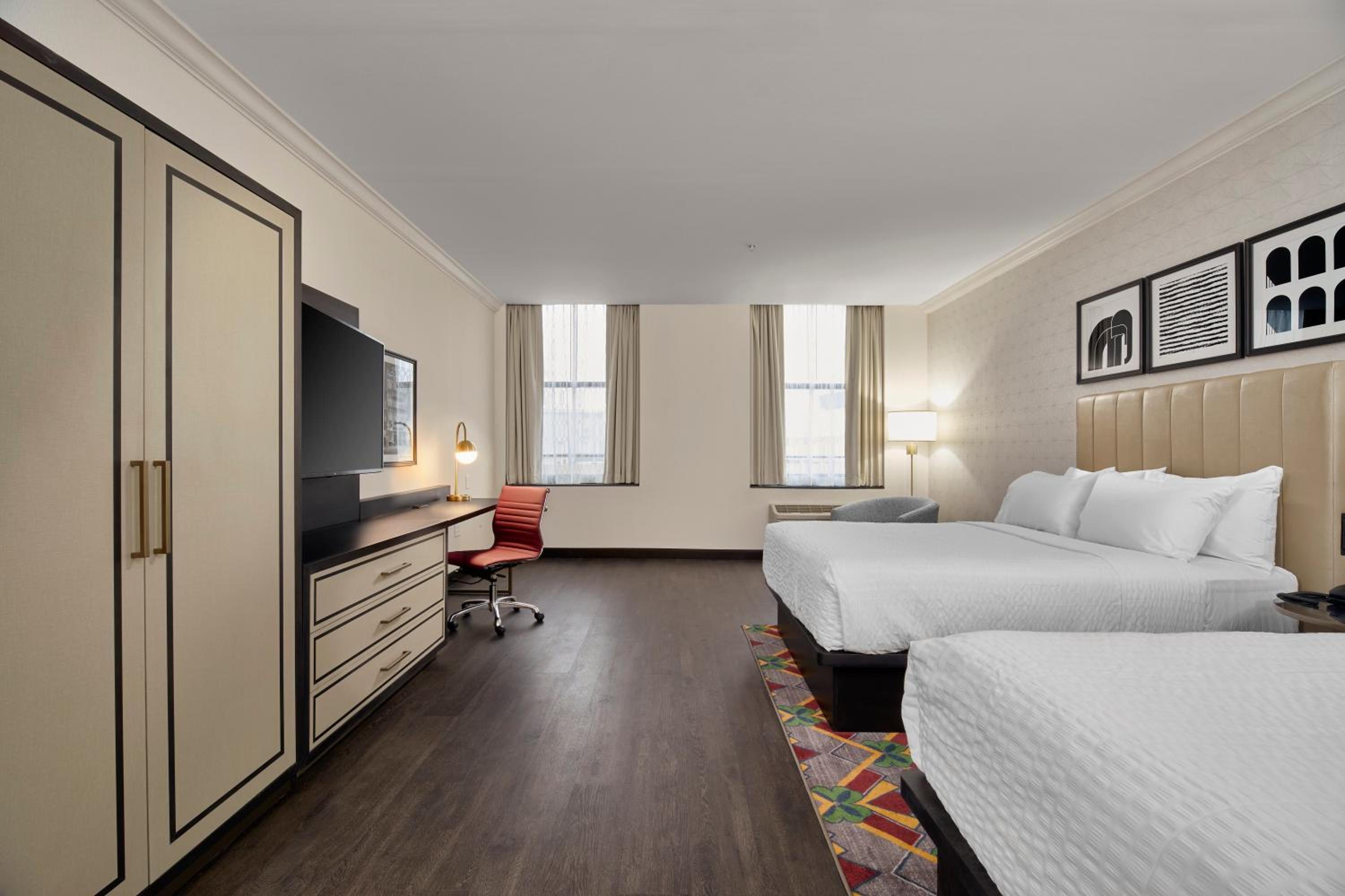 Standard Room with Two Queen Beds - Photo 5