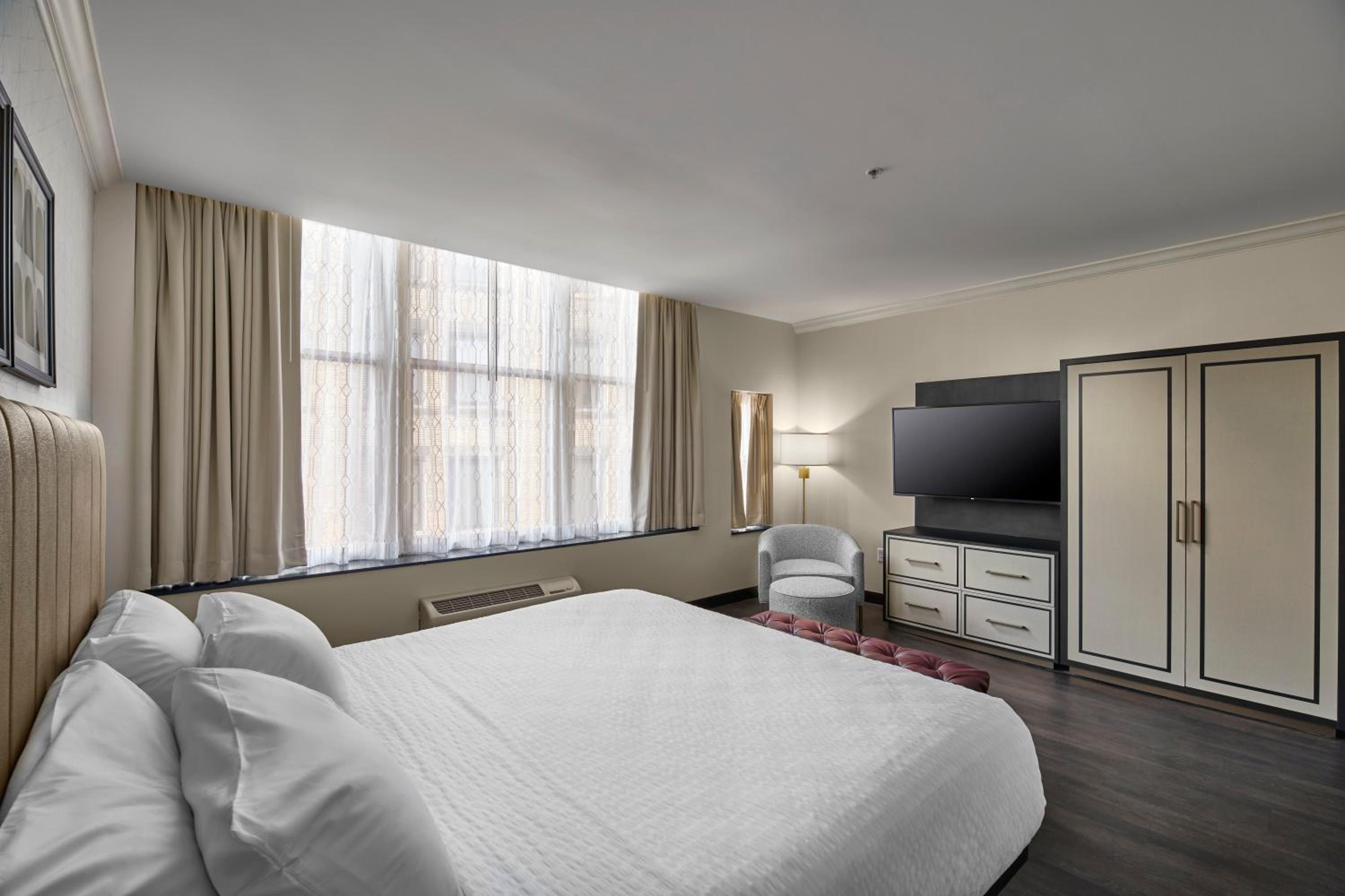 One-Bedroom Suite - Photo 2