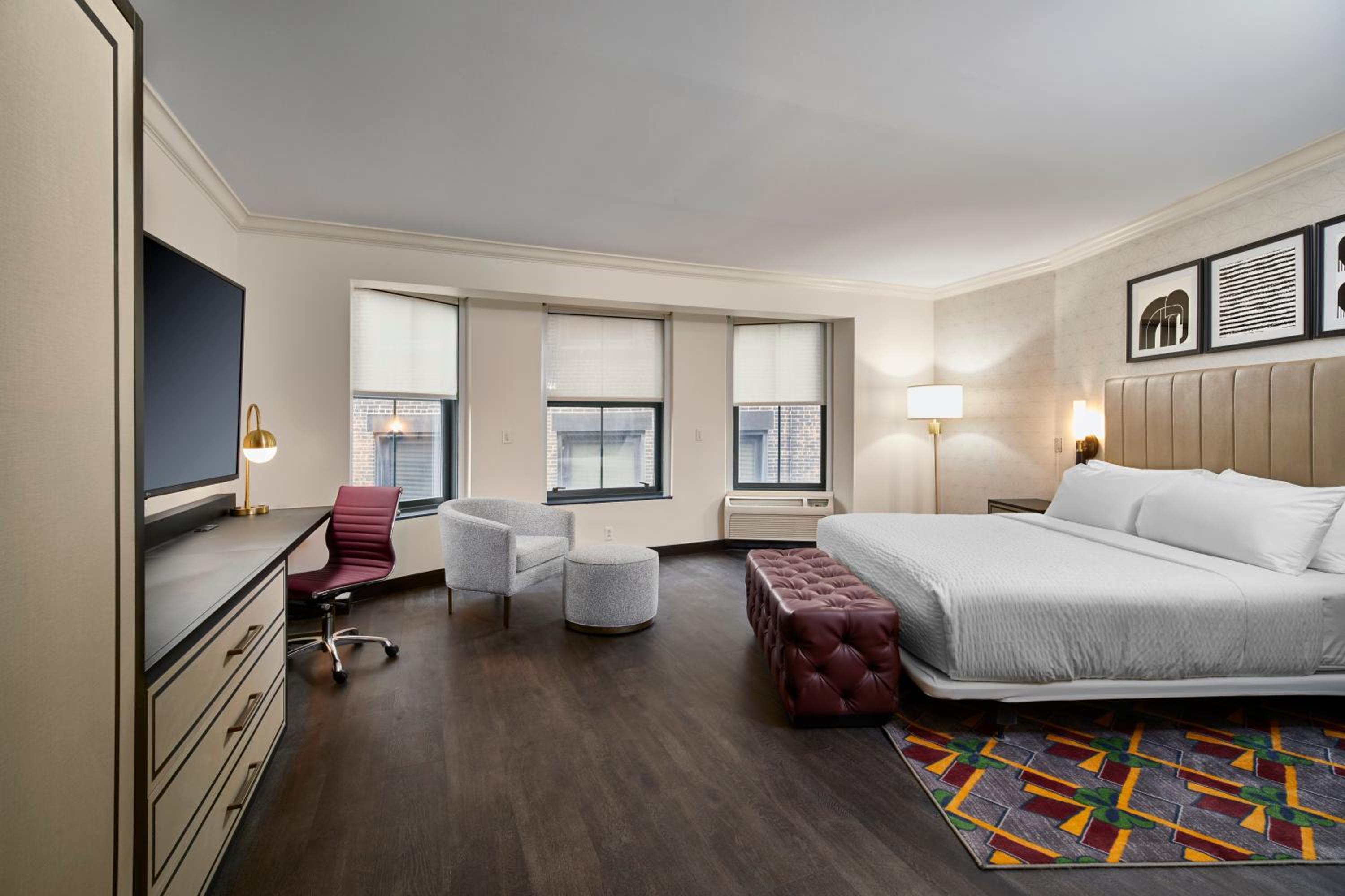 Standard King Room with Mobility Accessible Tub - Photo 3