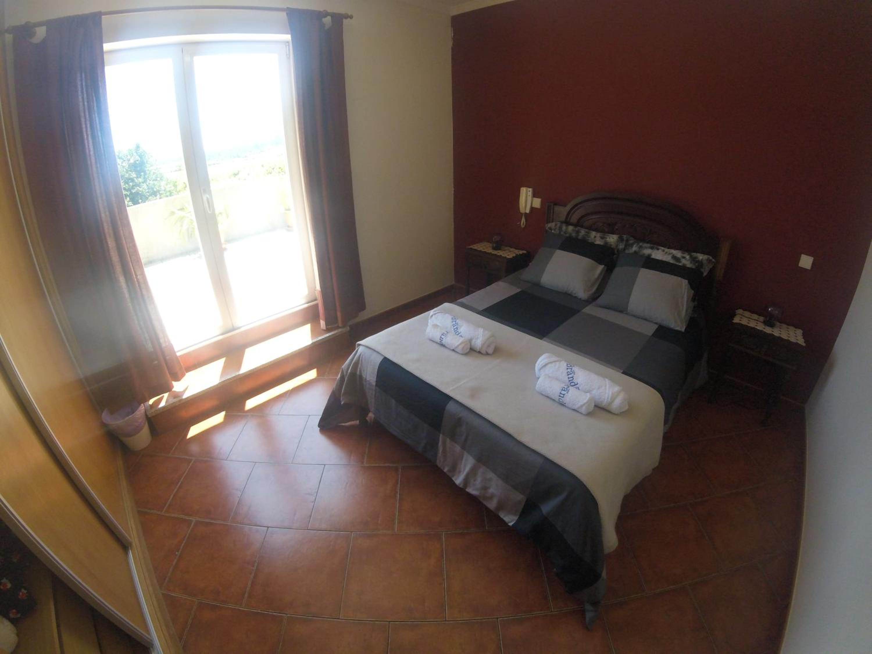Six-Bedroom House - Photo 2