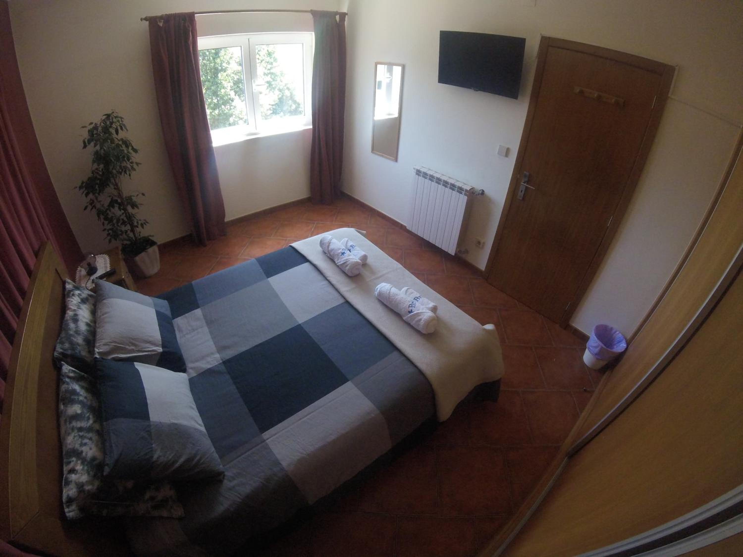 Six-Bedroom House - Photo 5