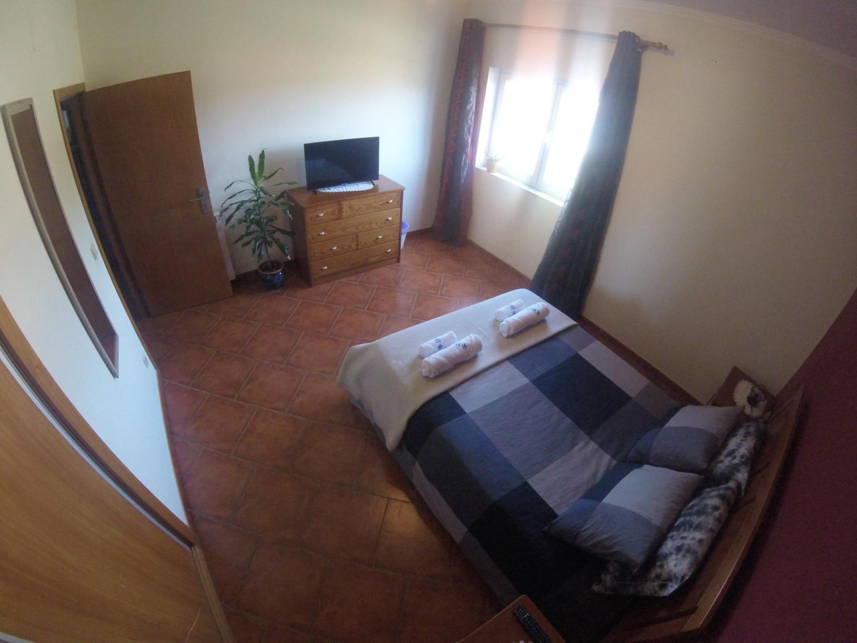 Six-Bedroom House - Photo 4