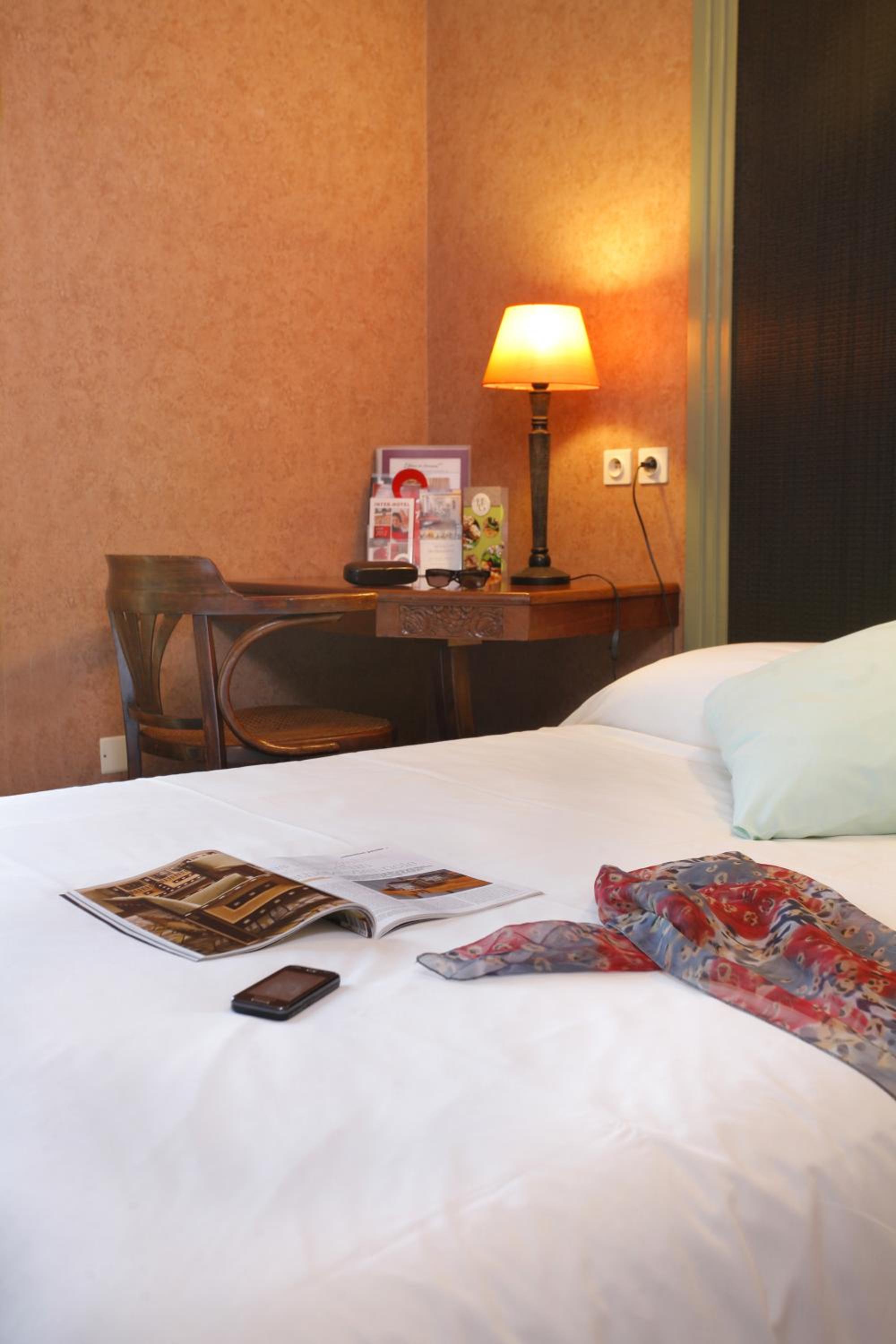 Standard Double Room - Photo 8