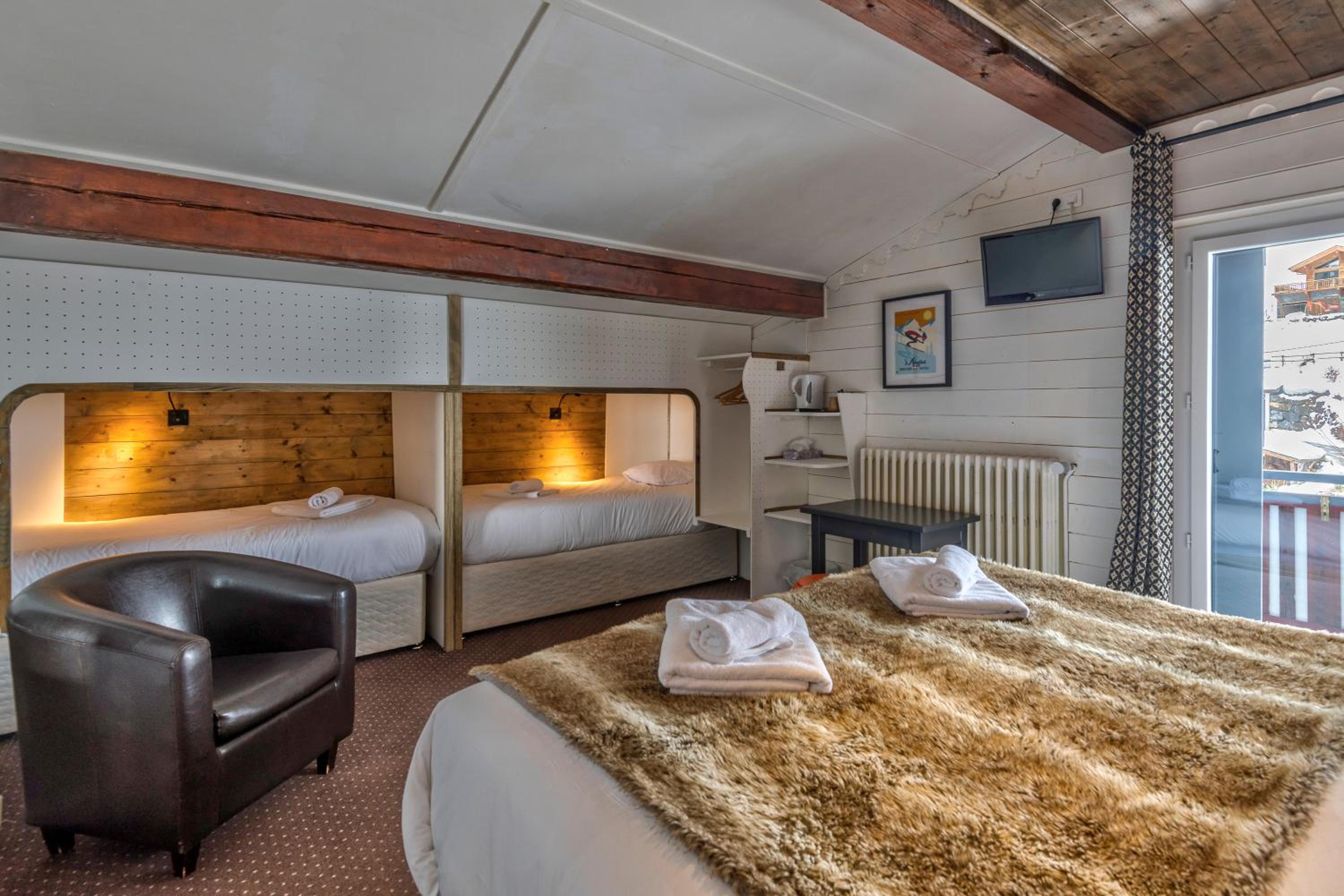 Family Room (2 Adults + 2 Children) - Free Breakfast
