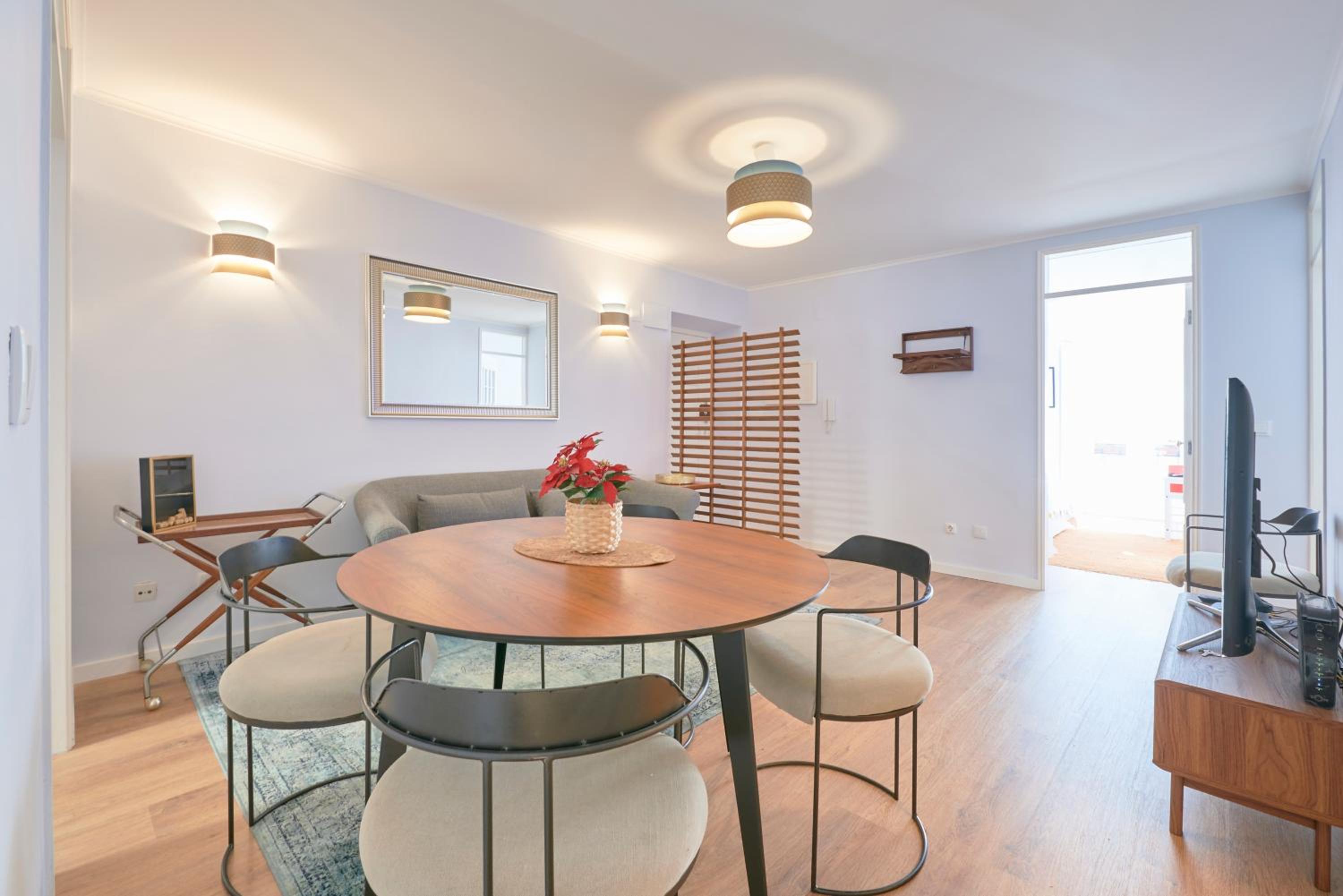 Apartment with Terrace - Photo 6