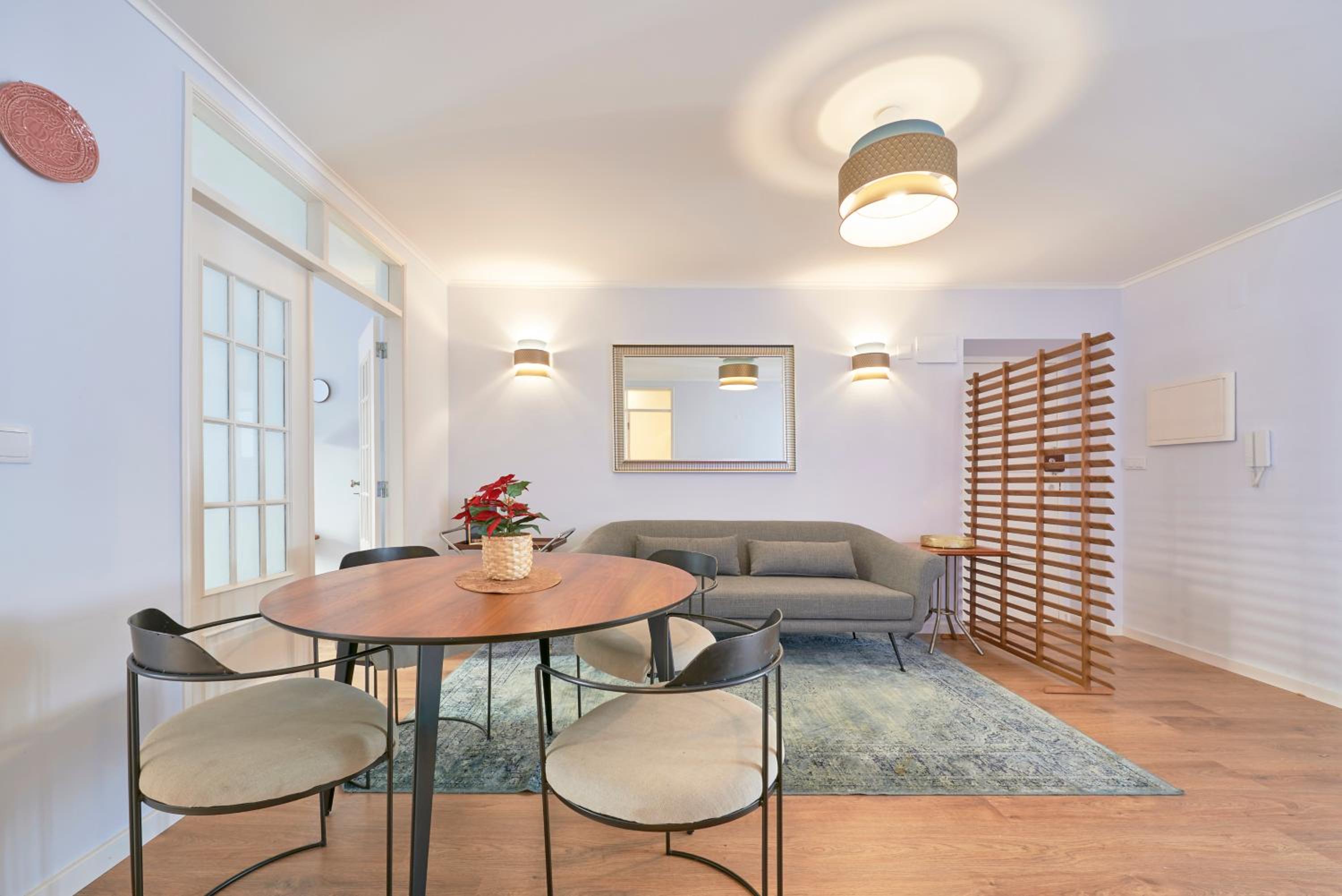 Apartment with Terrace - Photo 7