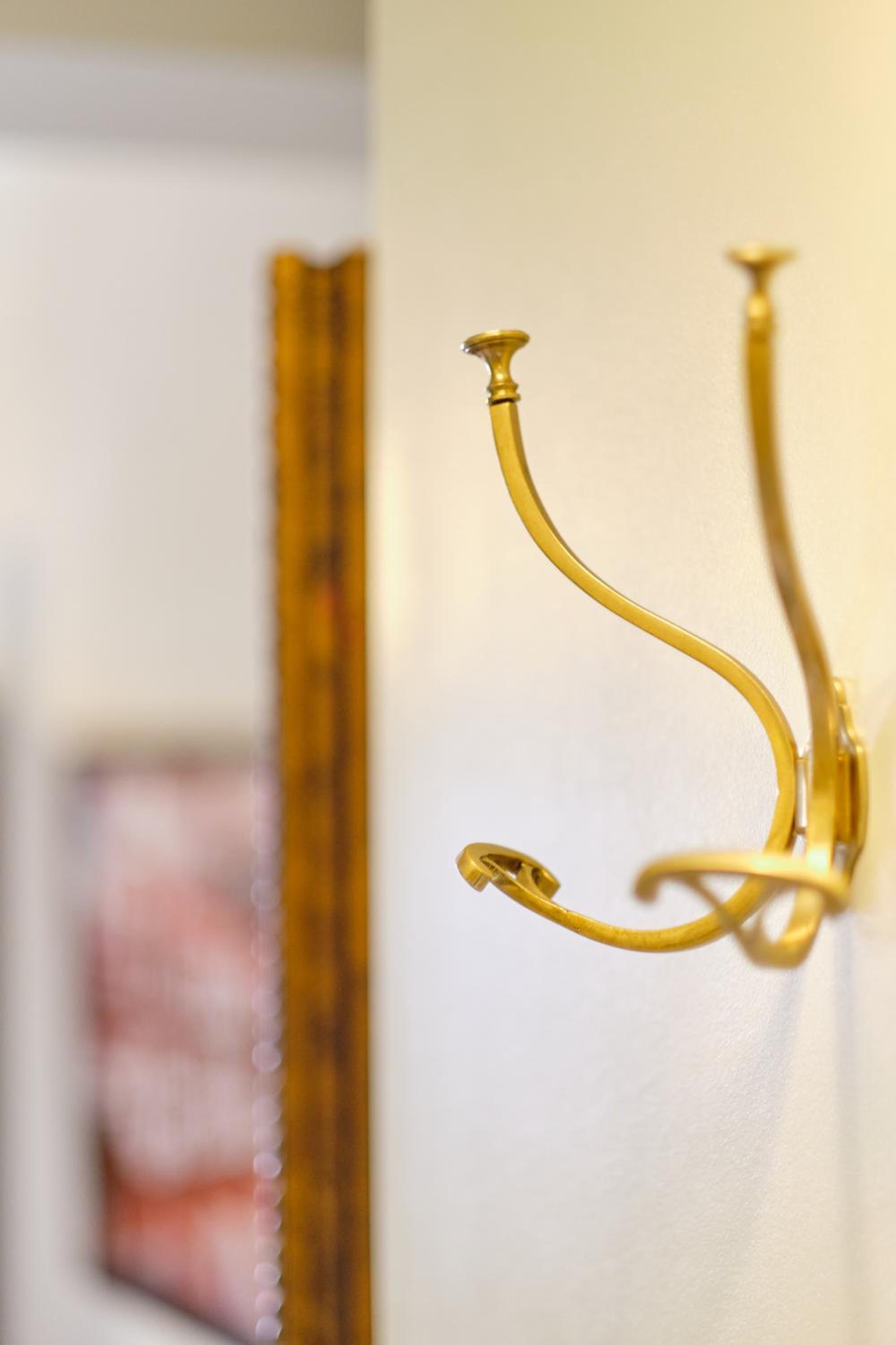 Executive Suite - Photo 19