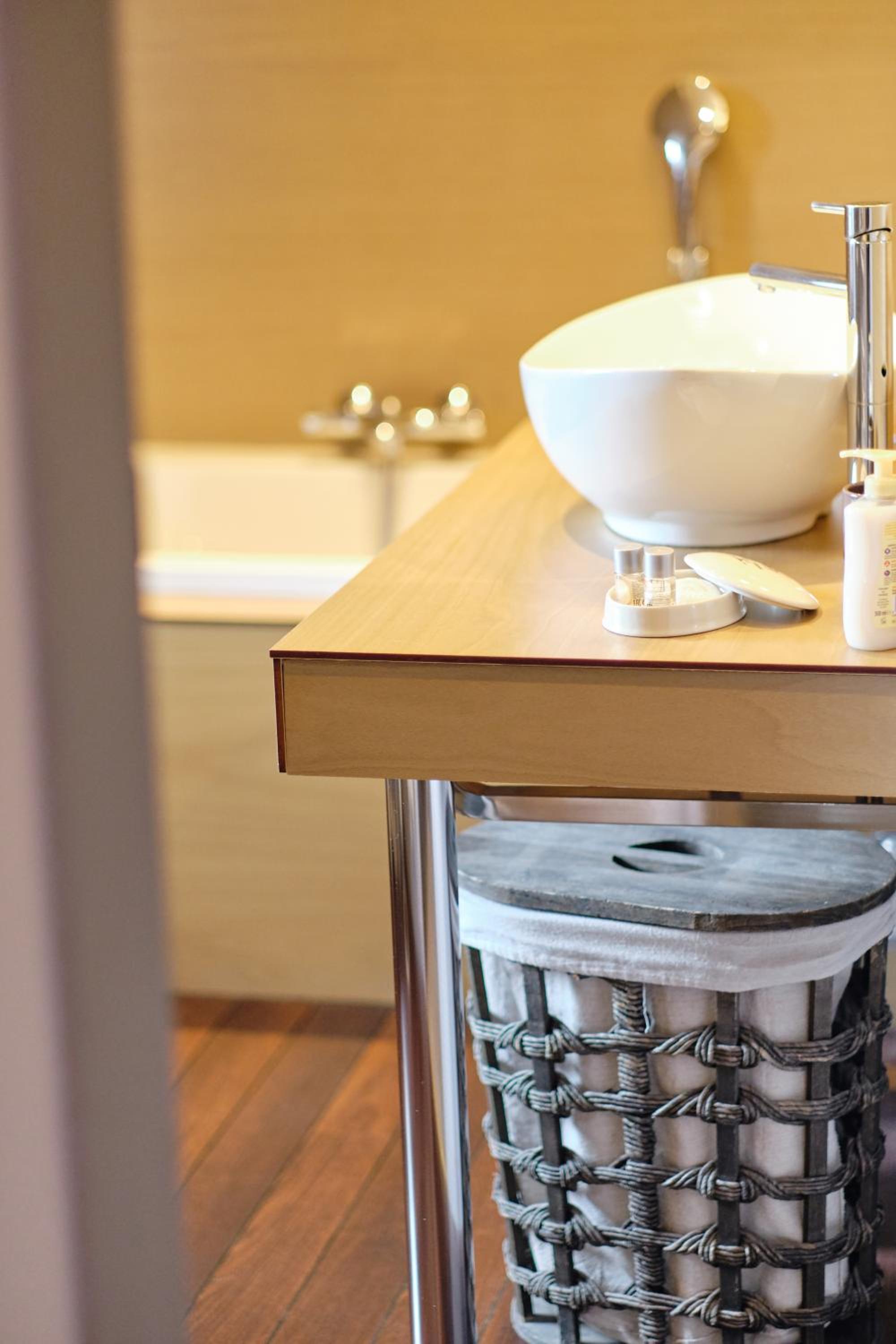 Deluxe Suite - Photo 15