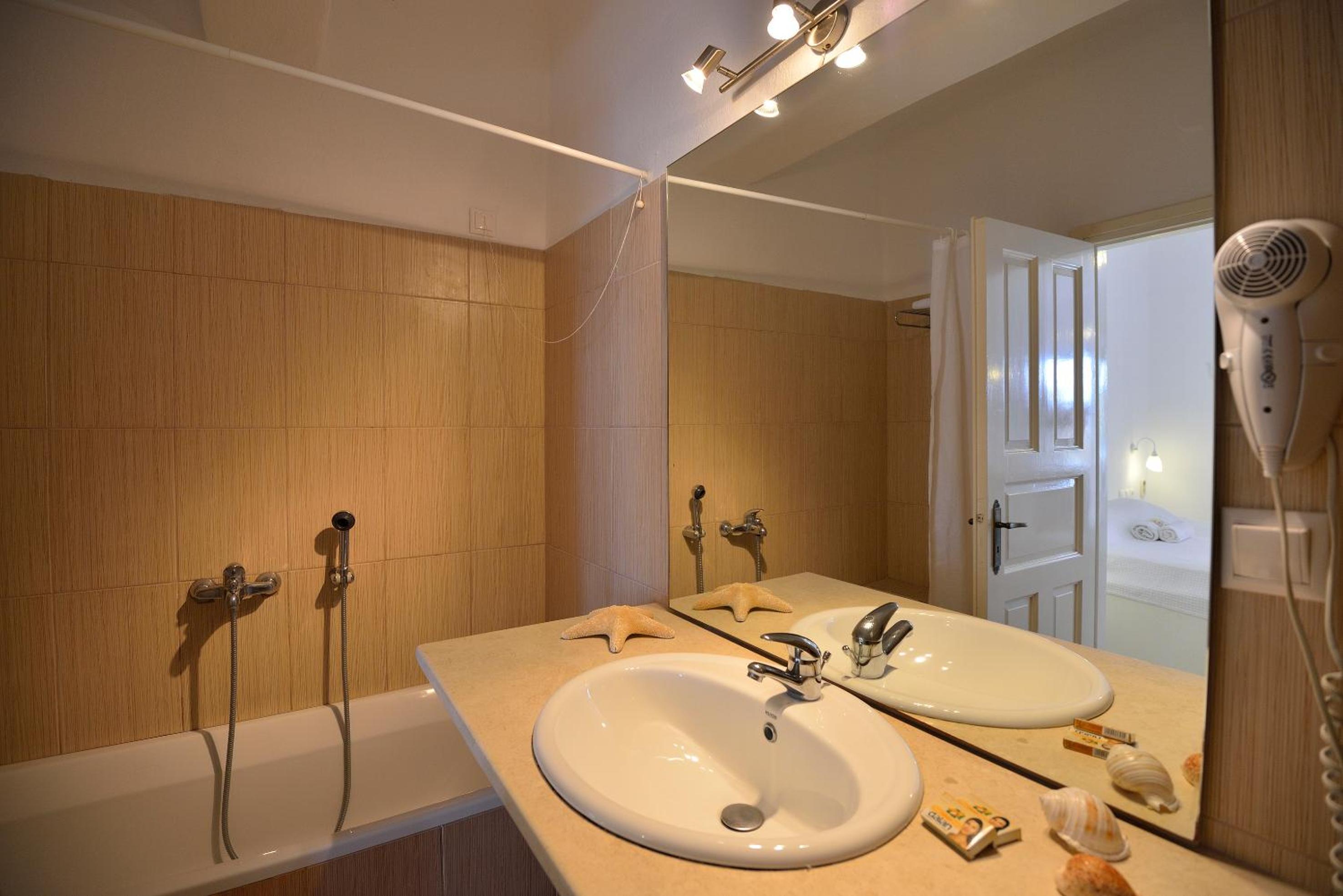 Family Room (4 Adults) - Photo 8