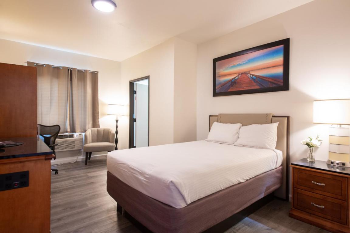 Deluxe Double Room with Bath - Photo 1