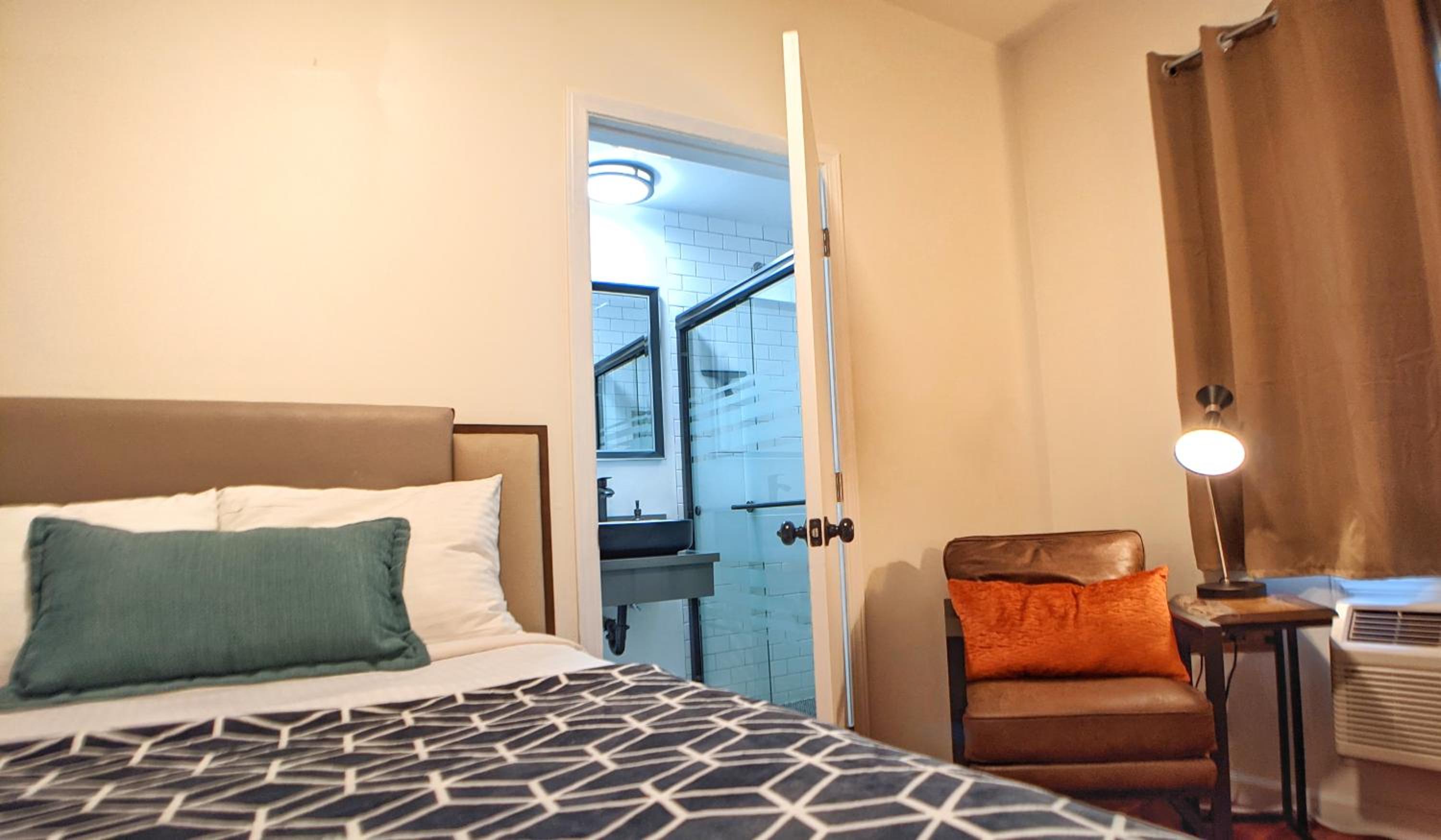 Deluxe Double Room with Shower - Photo 4