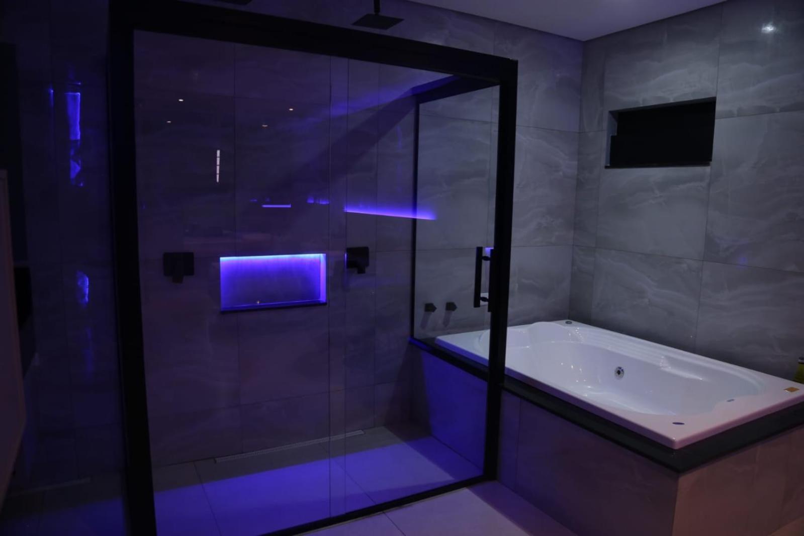 Deluxe Suite with Spa Bath - Photo 18