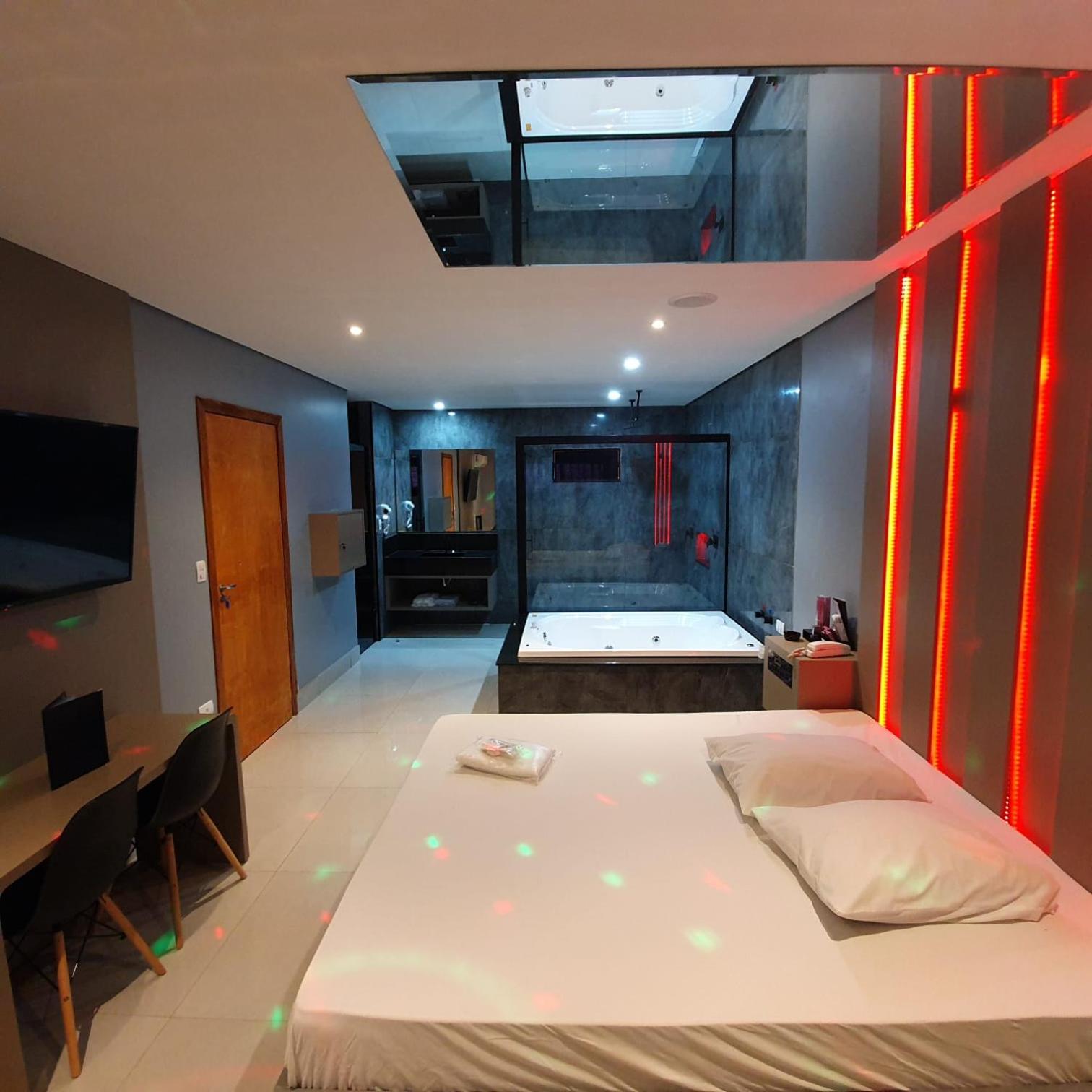 Deluxe Suite with Spa Bath - Photo 16