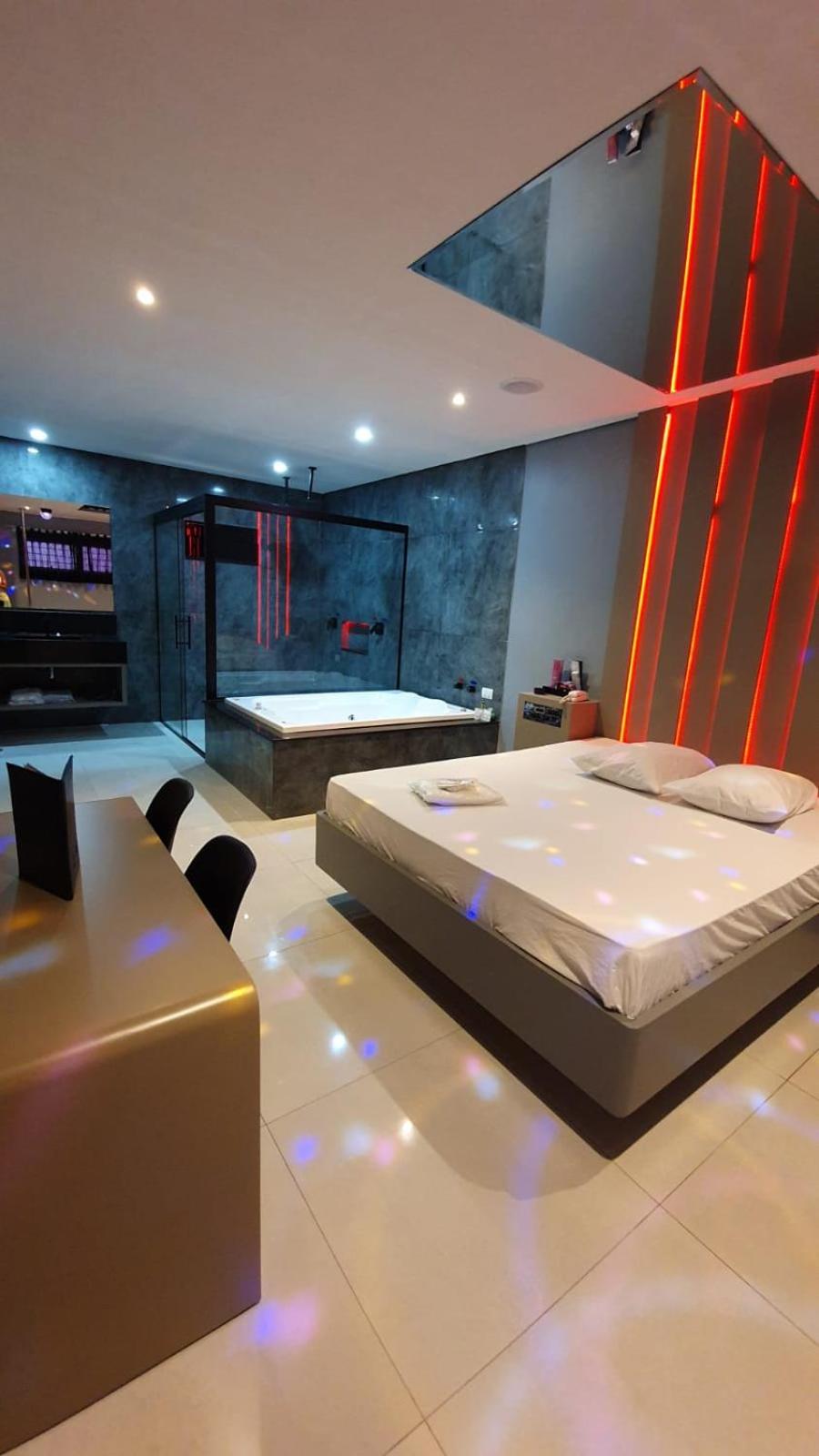 Deluxe Suite with Spa Bath - Photo 2