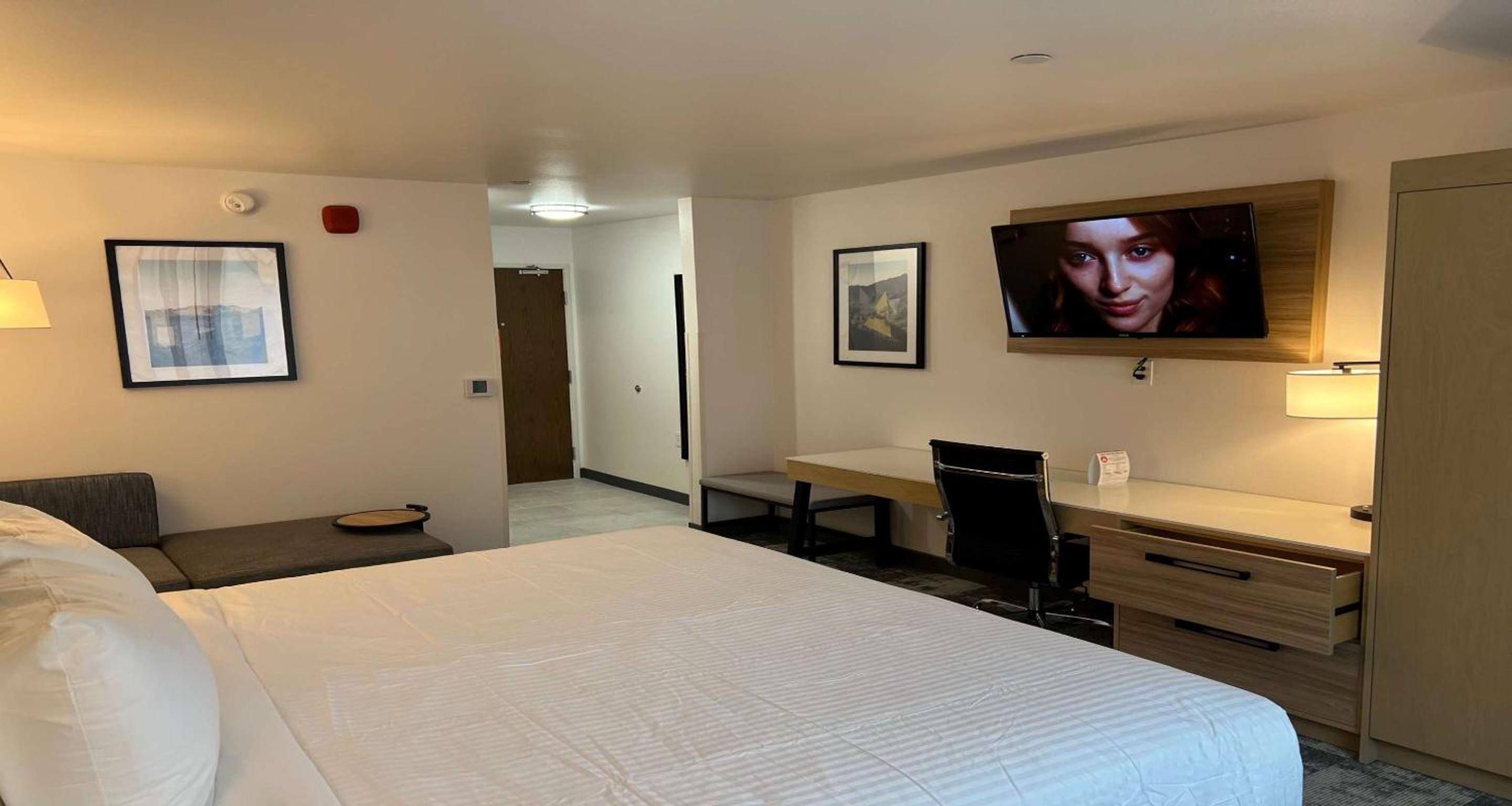 King Room - Non-Smoking - Photo 1