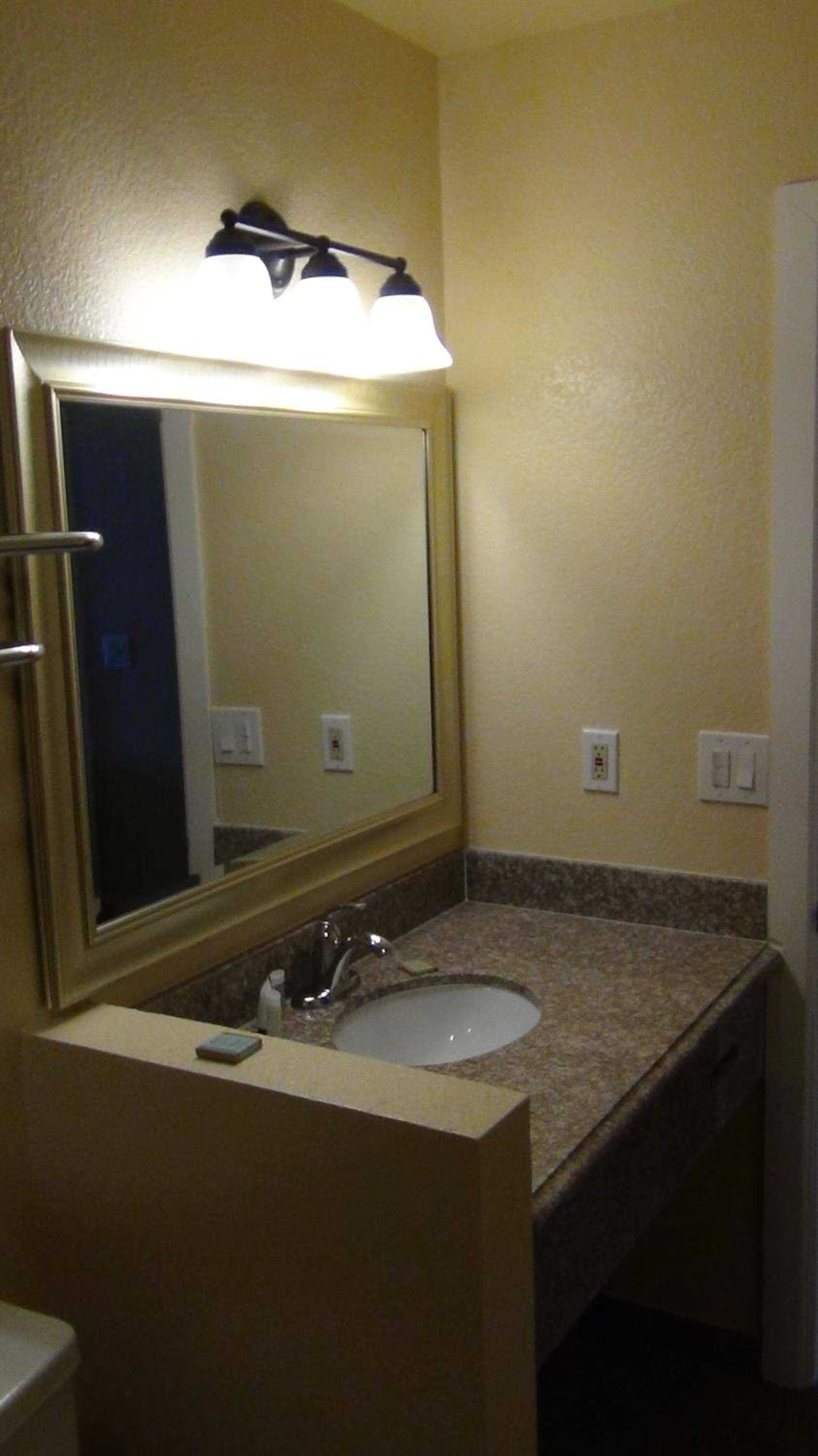 Deluxe Queen Room with Two Queen Beds - Non-Smoking - Photo 7