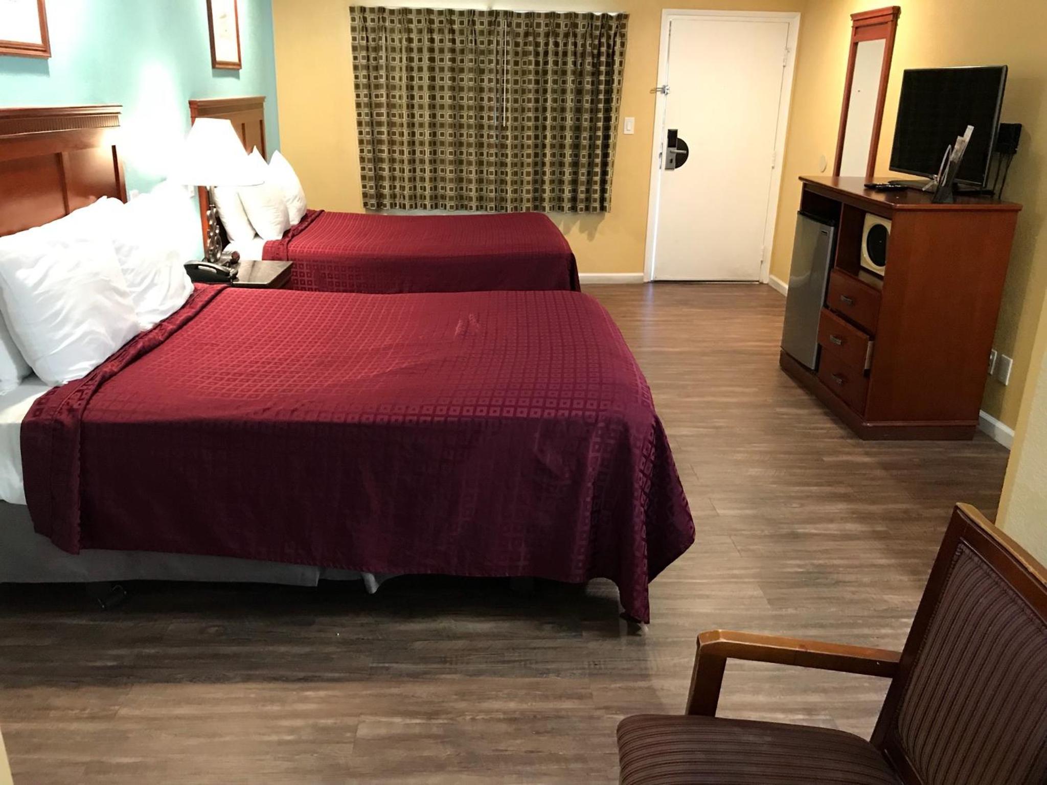 Deluxe Queen Room with Two Queen Beds - Non-Smoking - Photo 4